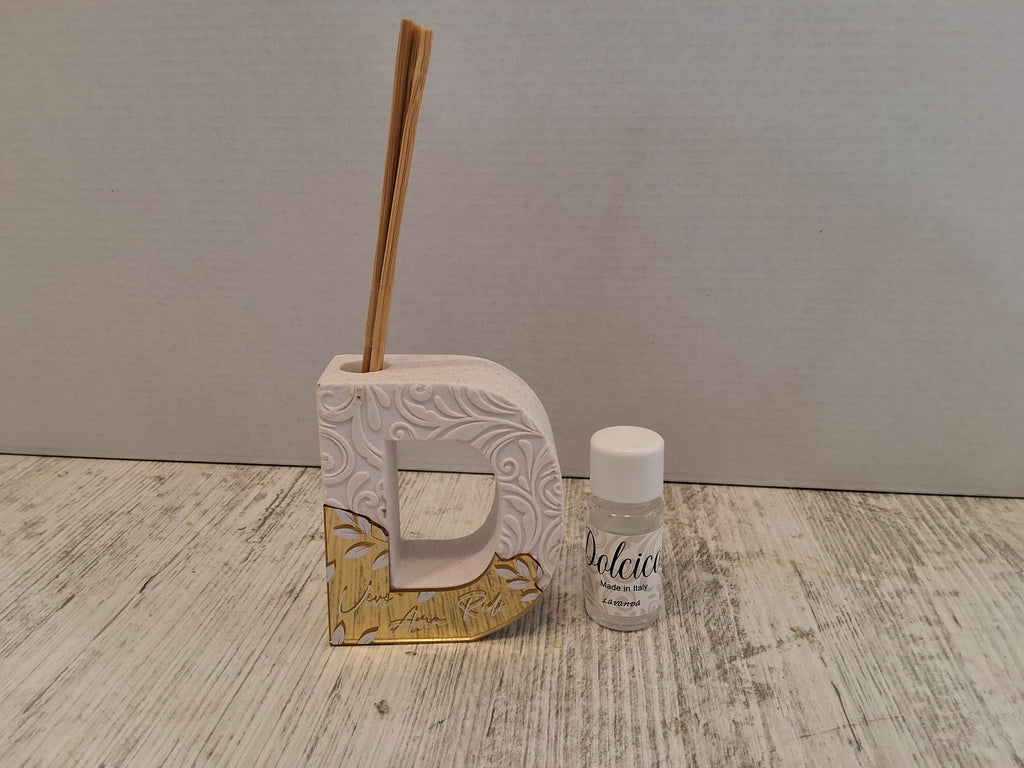 Eleganti profumatori in pietra con inserto in oro.Mis 7,5×7.Con l'articolo è compresa la scatola bianca e l'astuccio porta confetti