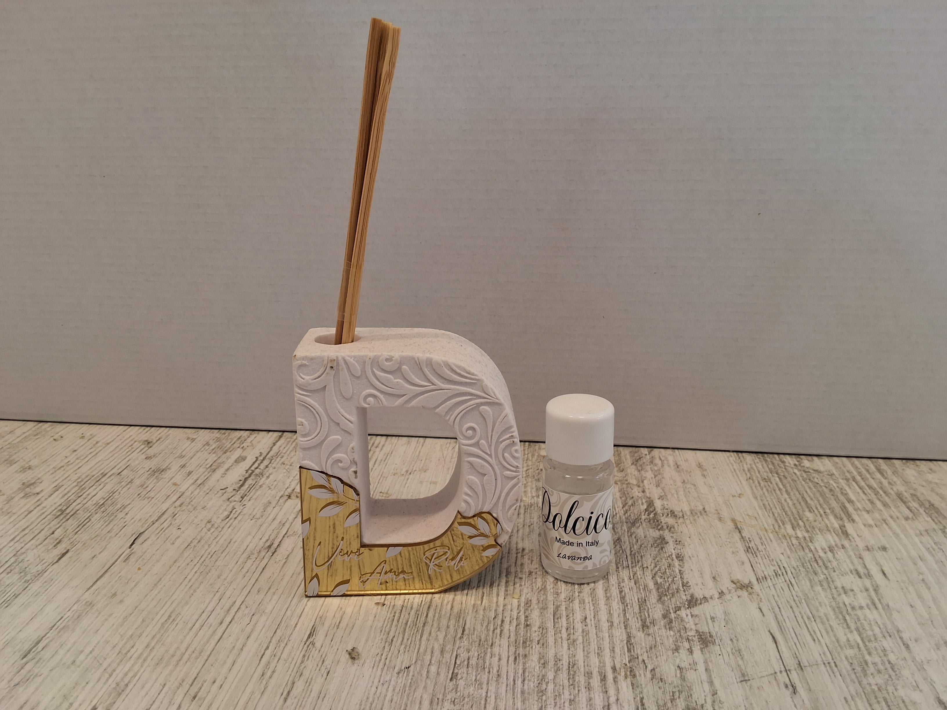 Eleganti profumatori in pietra con inserto in oro.Mis 7,5×7.Con l'articolo è compresa la scatola bianca e l'astuccio porta confetti