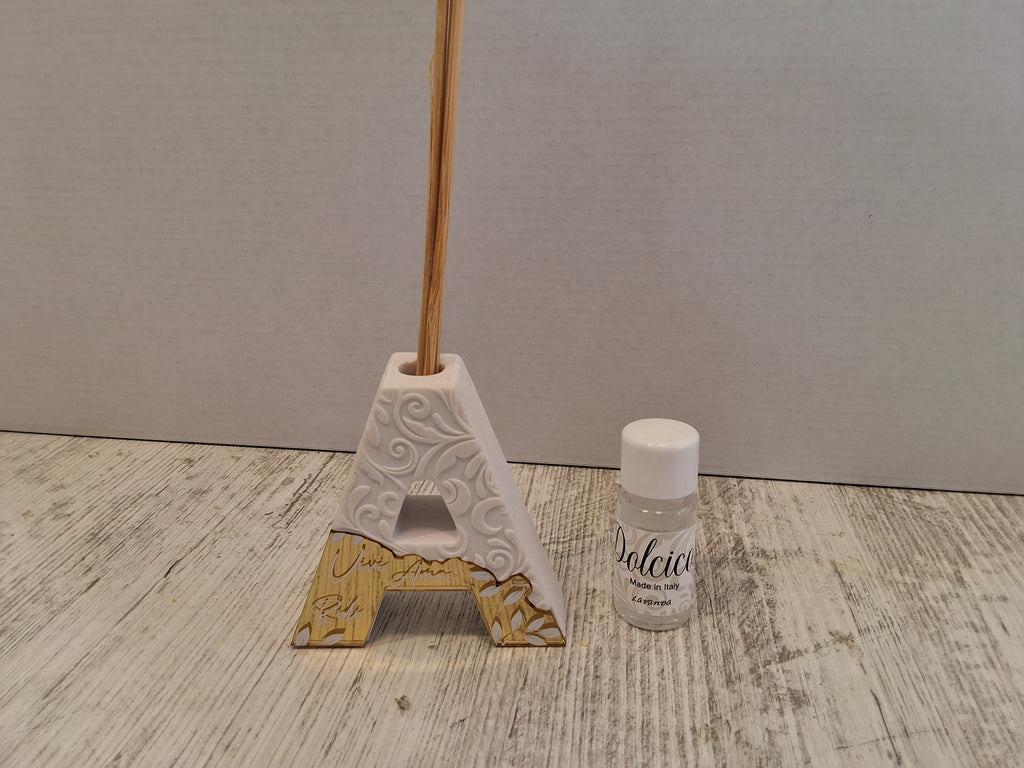 Eleganti profumatori in pietra con inserto in oro.Mis 7,5×7.Con l'articolo è compresa la scatola bianca e l'astuccio porta confetti