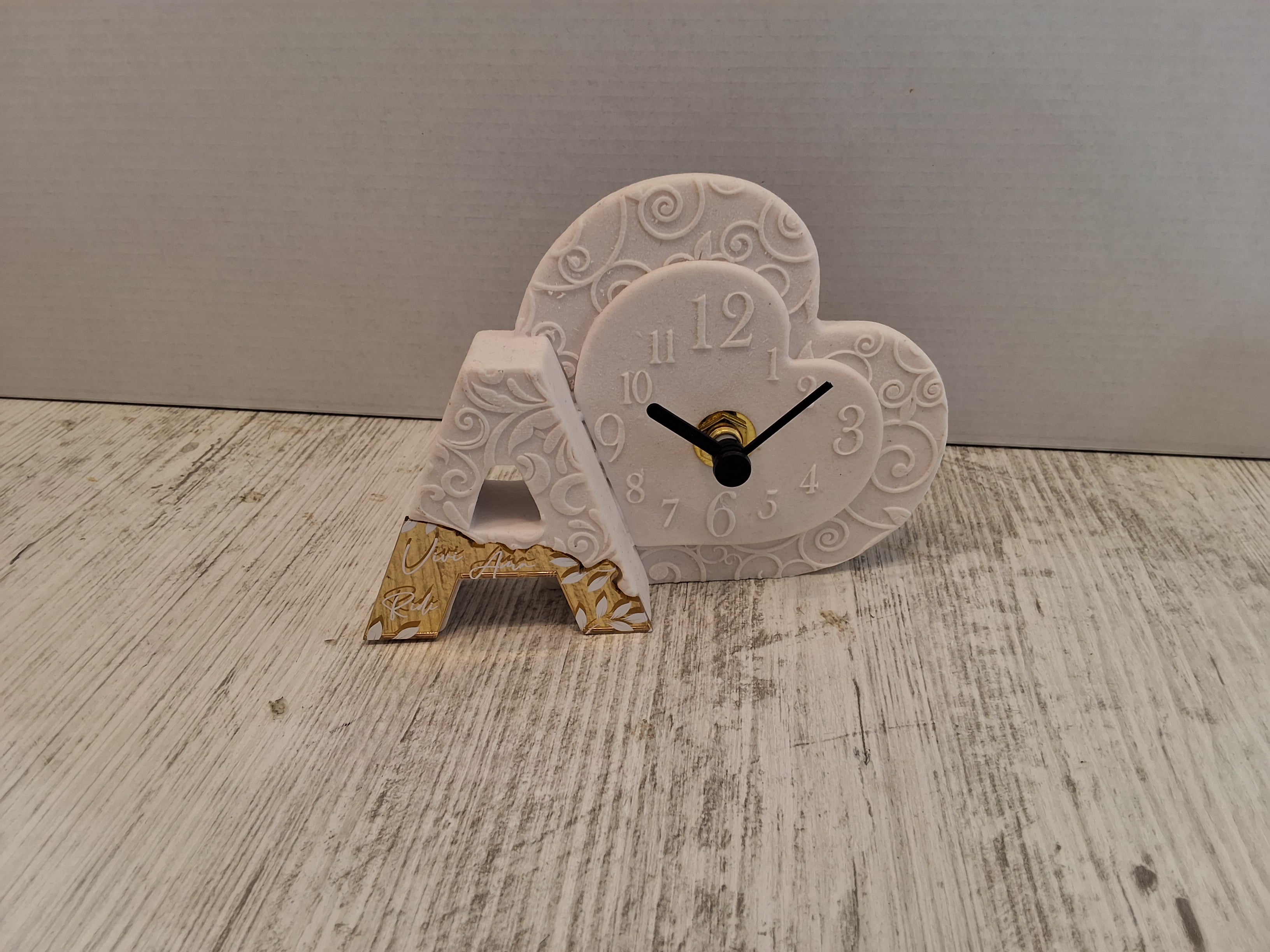 Elegante orologio in pietra con iniziale.Mis.12×8,5.Con l'articolo è compresa la scatola bianca e l'astuccio porta confetti