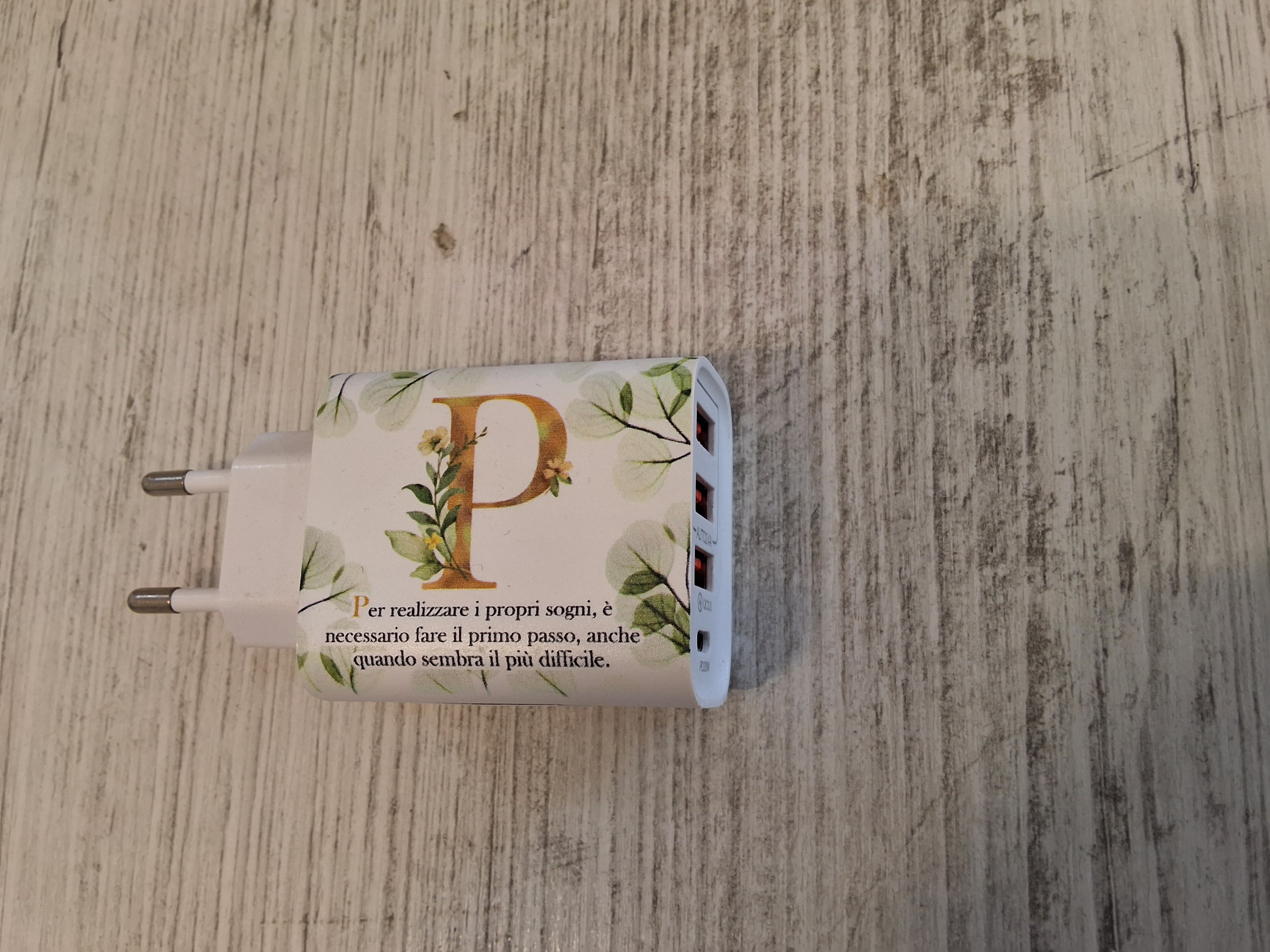 Carica batteria con iniziale P mis.9×4,7.Con l'articolo è compreso la scatola è l'astuccio porta confetti