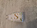 Carica batteria con iniziale S mis.9×4,7.Con l'articolo è compreso la scatola bianca e l'astuccio porta confetti