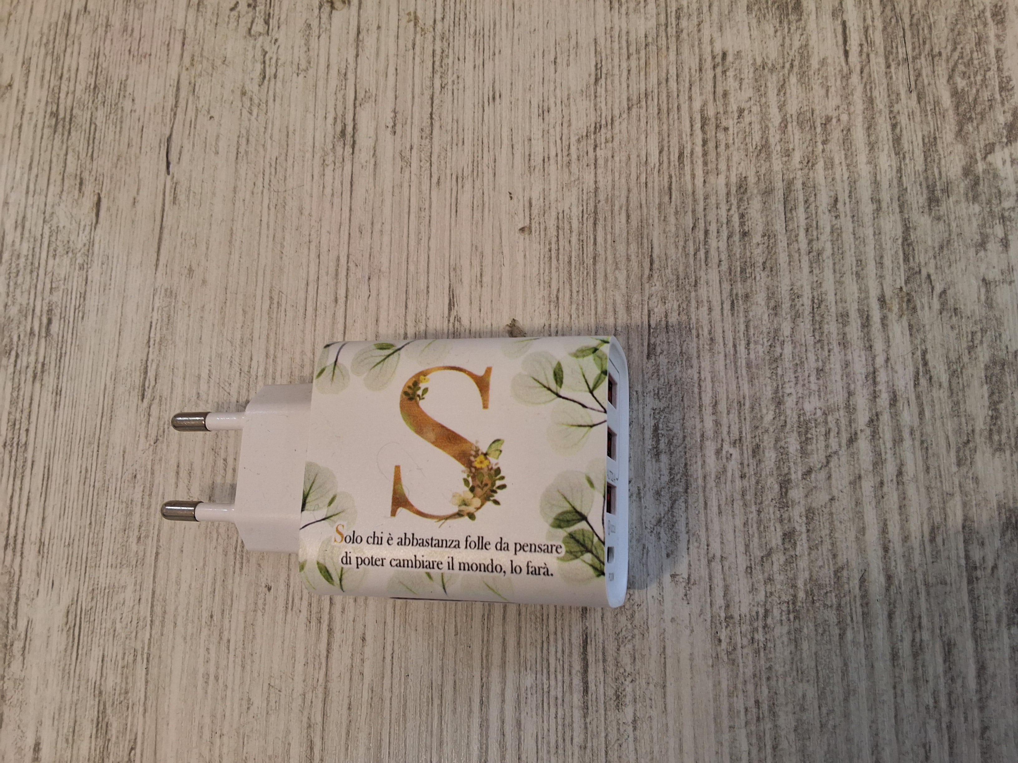 Carica batteria con iniziale S mis.9×4,7.Con l'articolo è compreso la scatola bianca e l'astuccio porta confetti