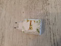 Carica batteria con iniziale T mis.9×4,7.Con l'articolo è compreso la scatola e l'astuccio porta confetti