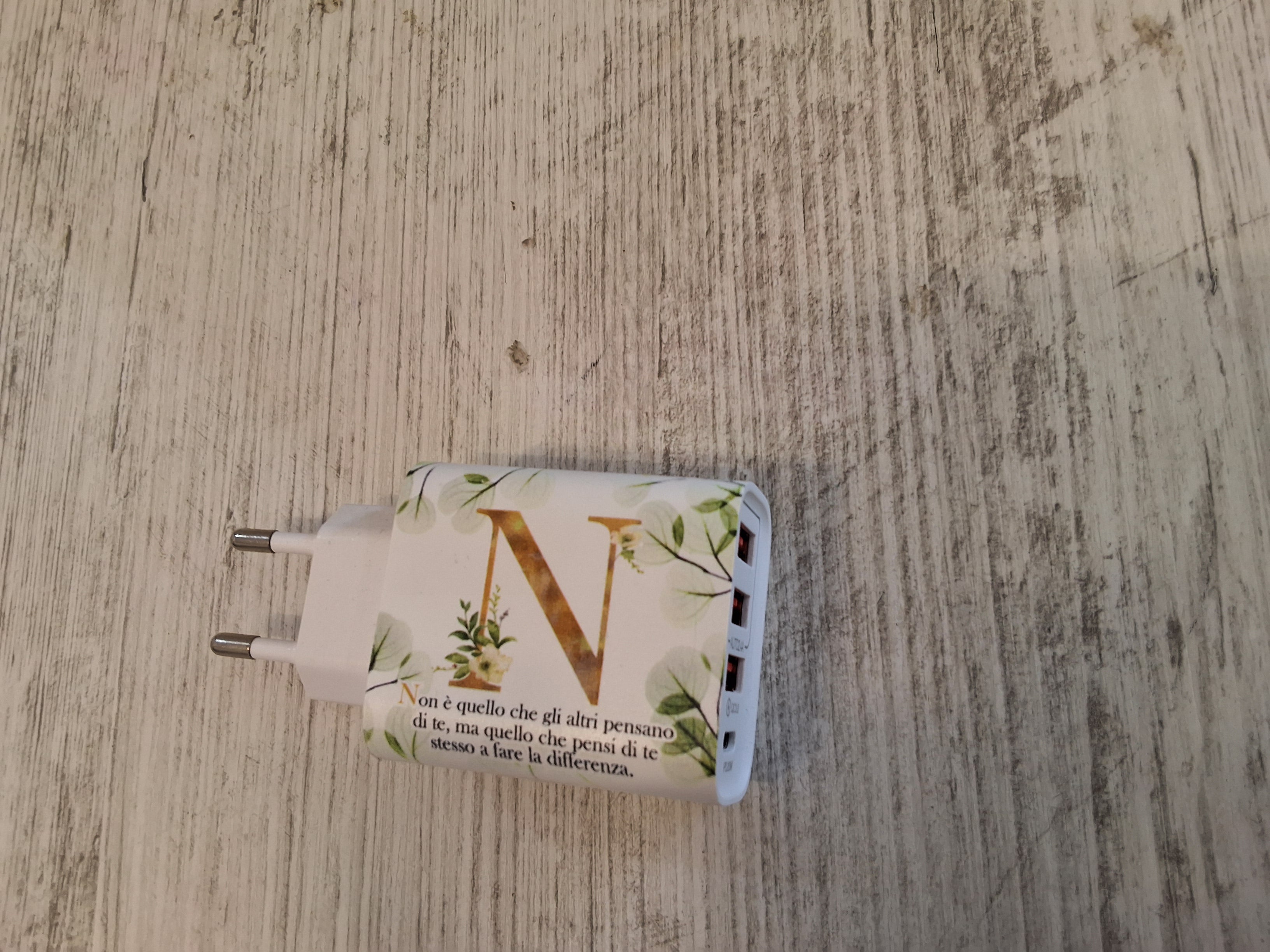 Carica batteria con iniziale N mis.9×4,7.Con l'articolo è compreso la scatola bianca e l'astuccio porta confetti