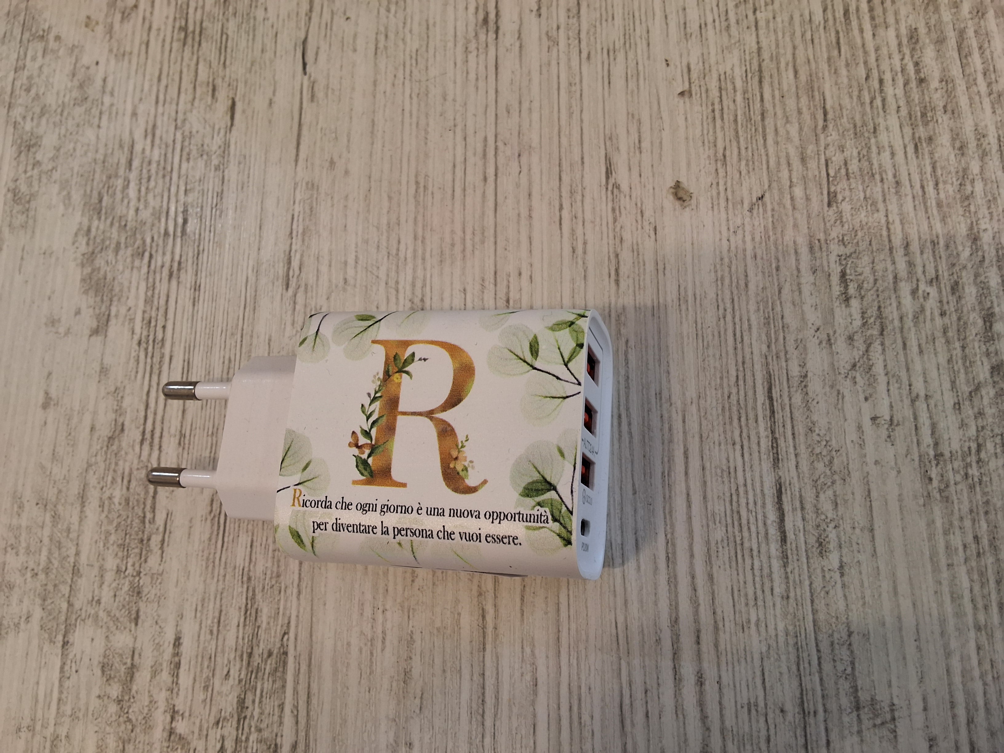 Carica batteria con iniziale R mis.9×4,7.Conl'articolo e compreso la scatola bianca e astuccio porta confetti