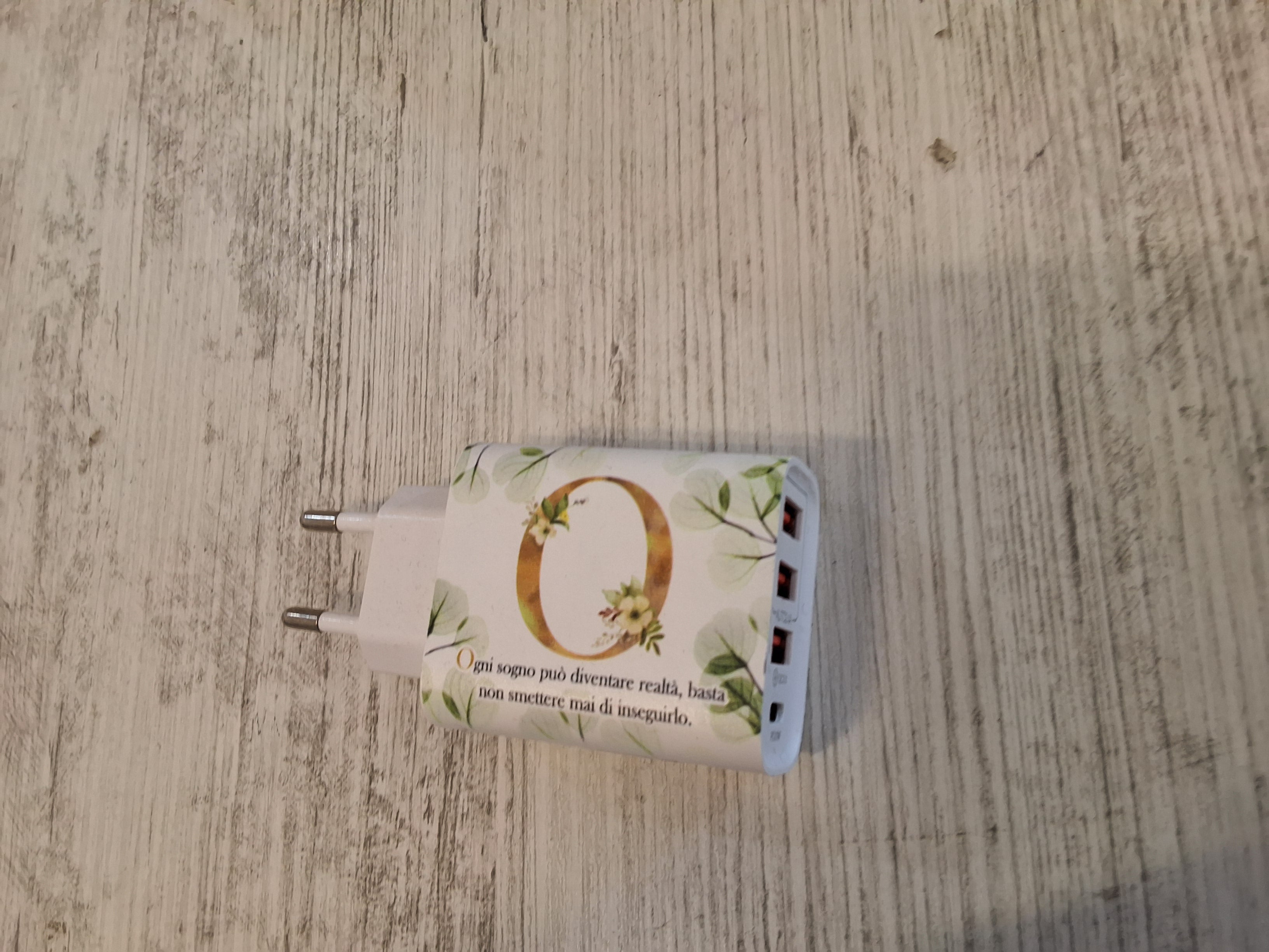 Carica batteria con iniziale O mis.9×4,7.Con l'articolo è compreso la scatola bianca e l'astuccio porta confetti