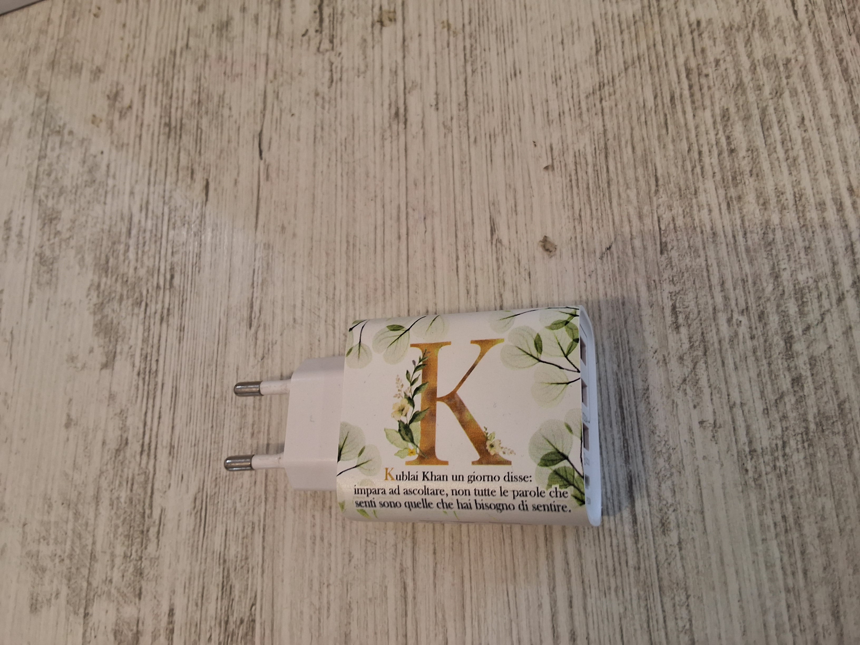 Carica batteria K mis.9×4,7.Con l'articolo è compreso la scatola bianca e astuccio porta confetti