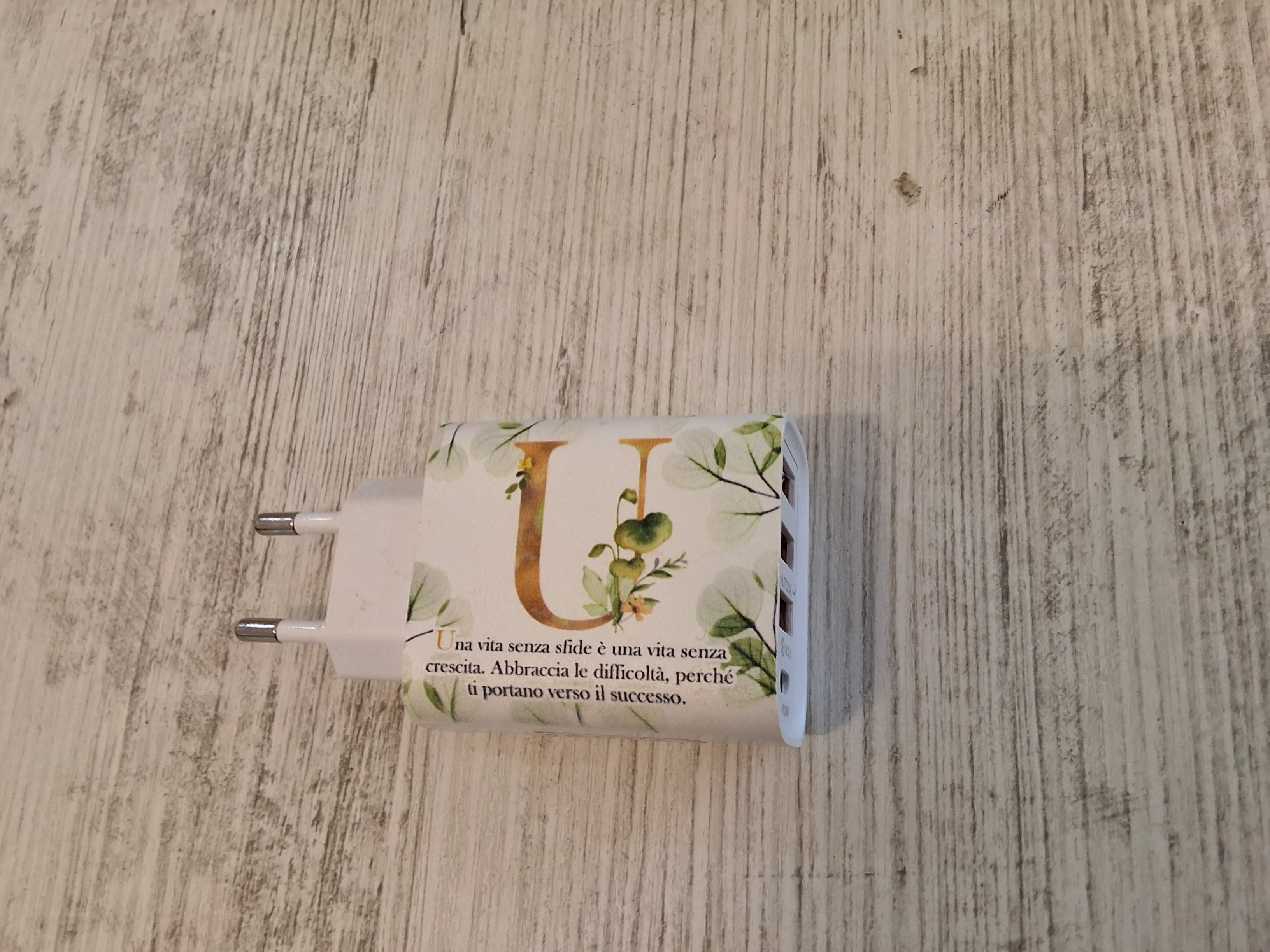 Carica batteria con iniziale U mis.9×4,7.Con l'articolo è compreso la scatola bianca e l'astuccio porta confetti