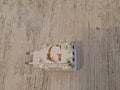 Carica batteria con iniziale G mis.9×4,7.Con l'articolo è compreso la scatola bianca e l'astuccio porta confetti