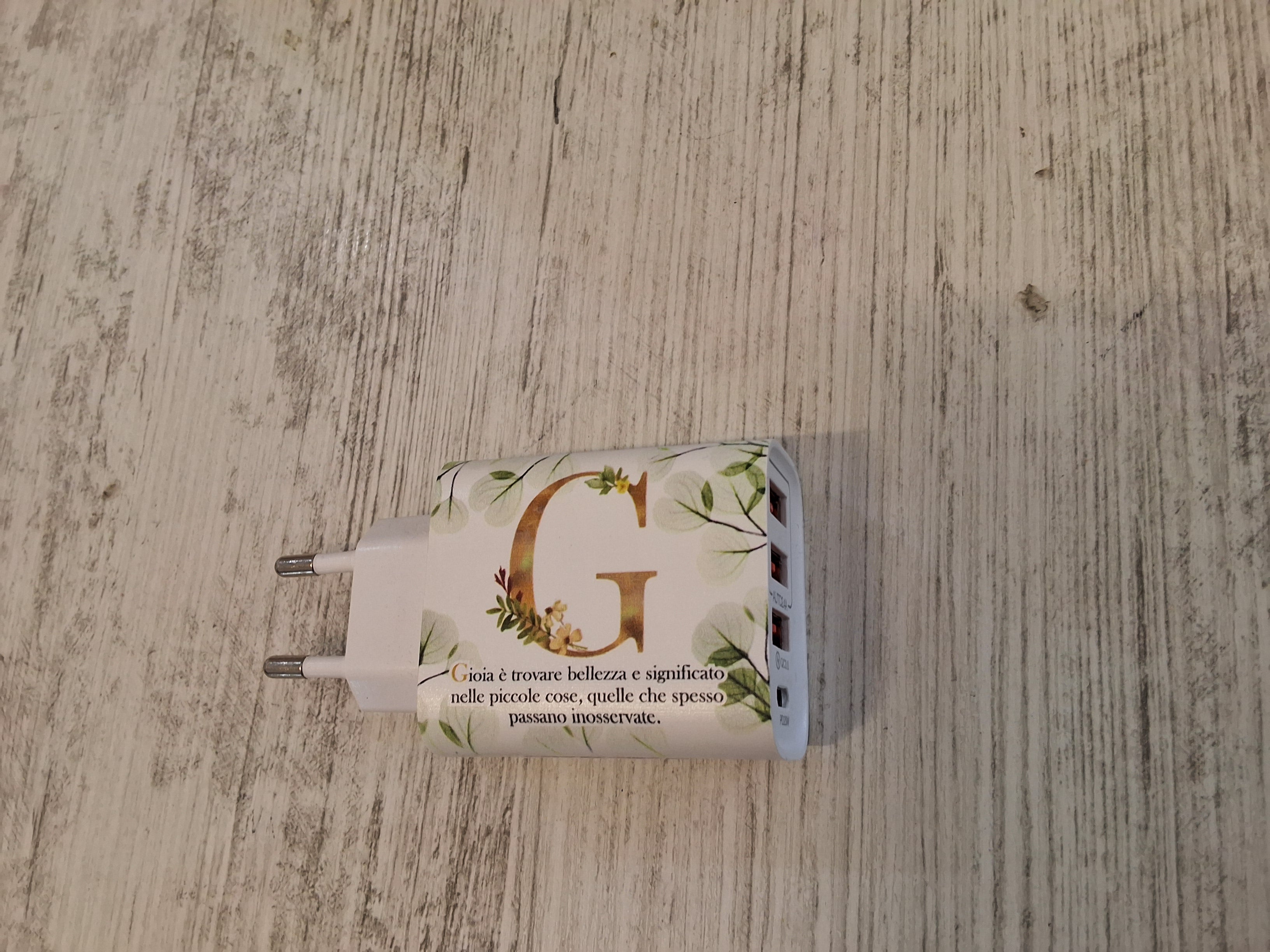 Carica batteria con iniziale G mis.9×4,7.Con l'articolo è compreso la scatola bianca e l'astuccio porta confetti