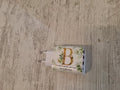 Carica batteria con iniziale B mis.9×4,7.Con l'articolo è compreso la scatola bianca e astuccio porta confetti