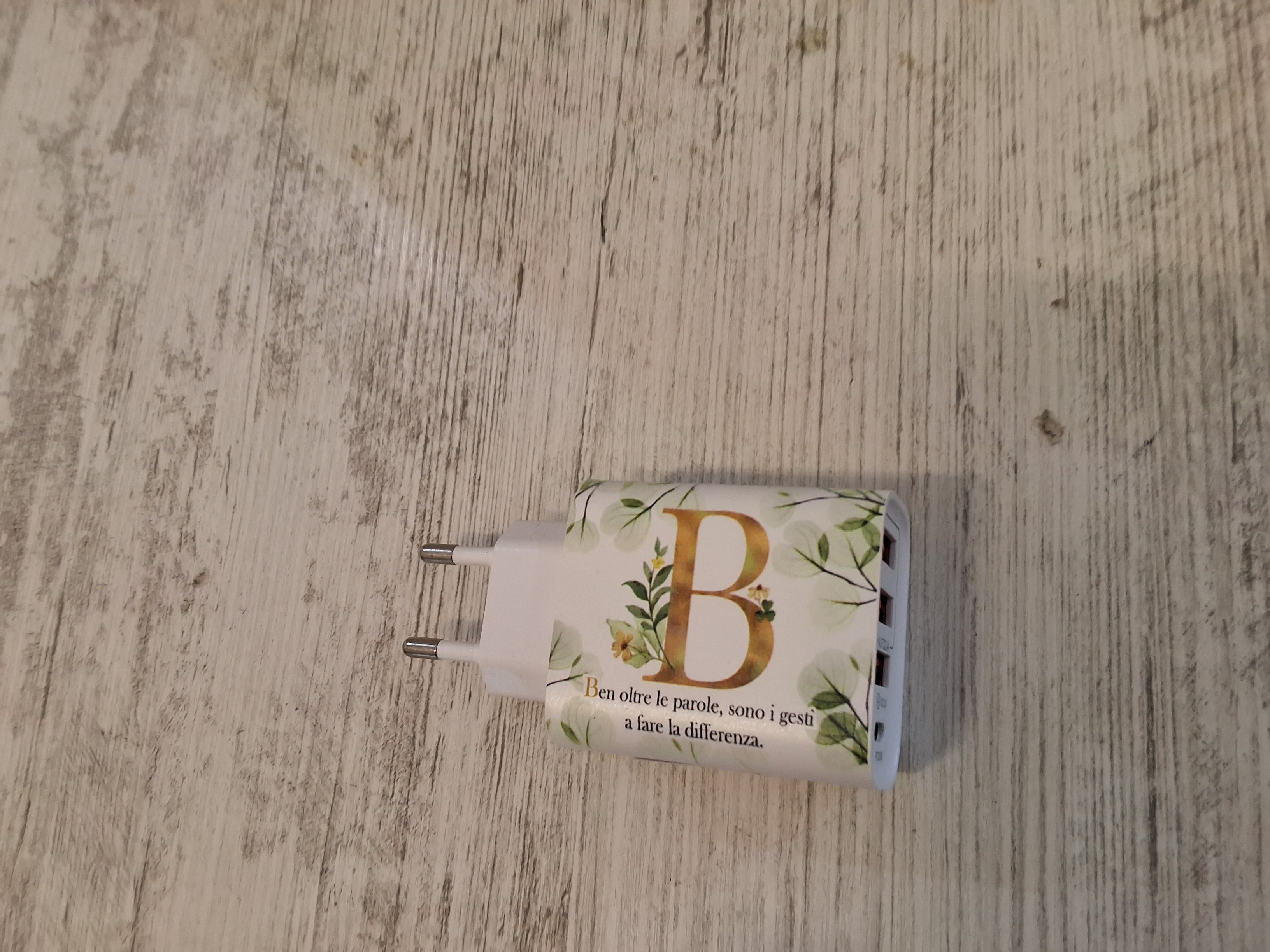 Carica batteria con iniziale B mis.9×4,7.Con l'articolo è compreso la scatola bianca e astuccio porta confetti