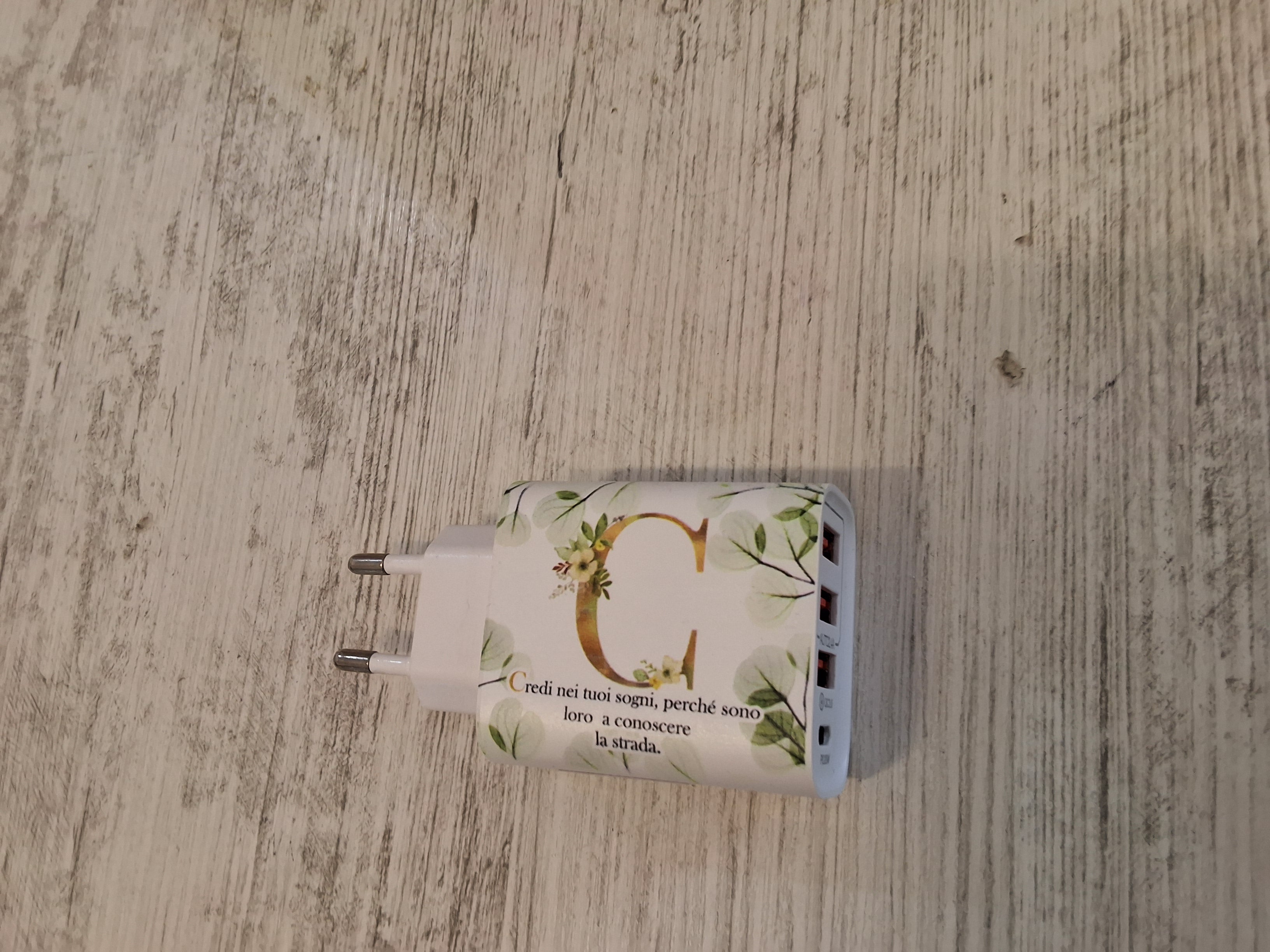 Carica batteria con iniziale C mis.9×4,7.Con l'articolo è compreso la scatola bianca e astuccio porta confetti