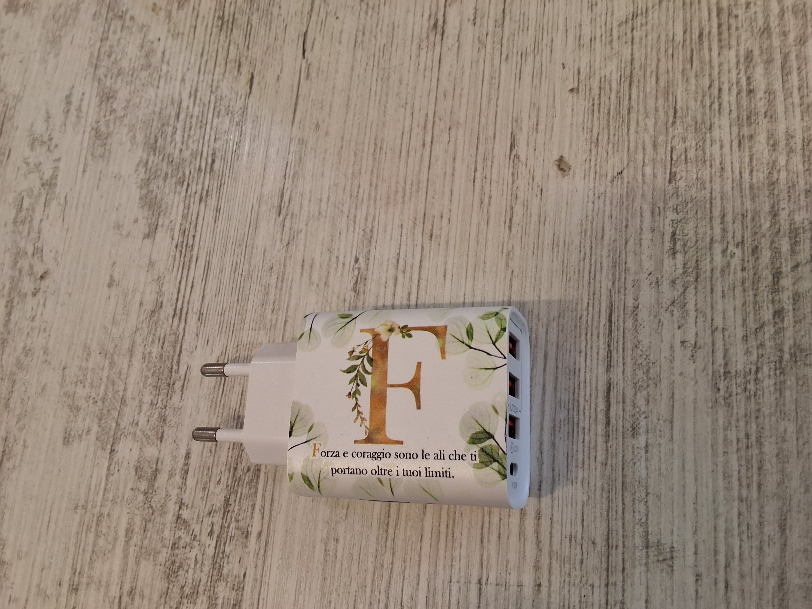Carica batteria con iniziale F mis.9×4,7.Con l'articolo è compreso la scatola bianca e l'astuccio porta confetti