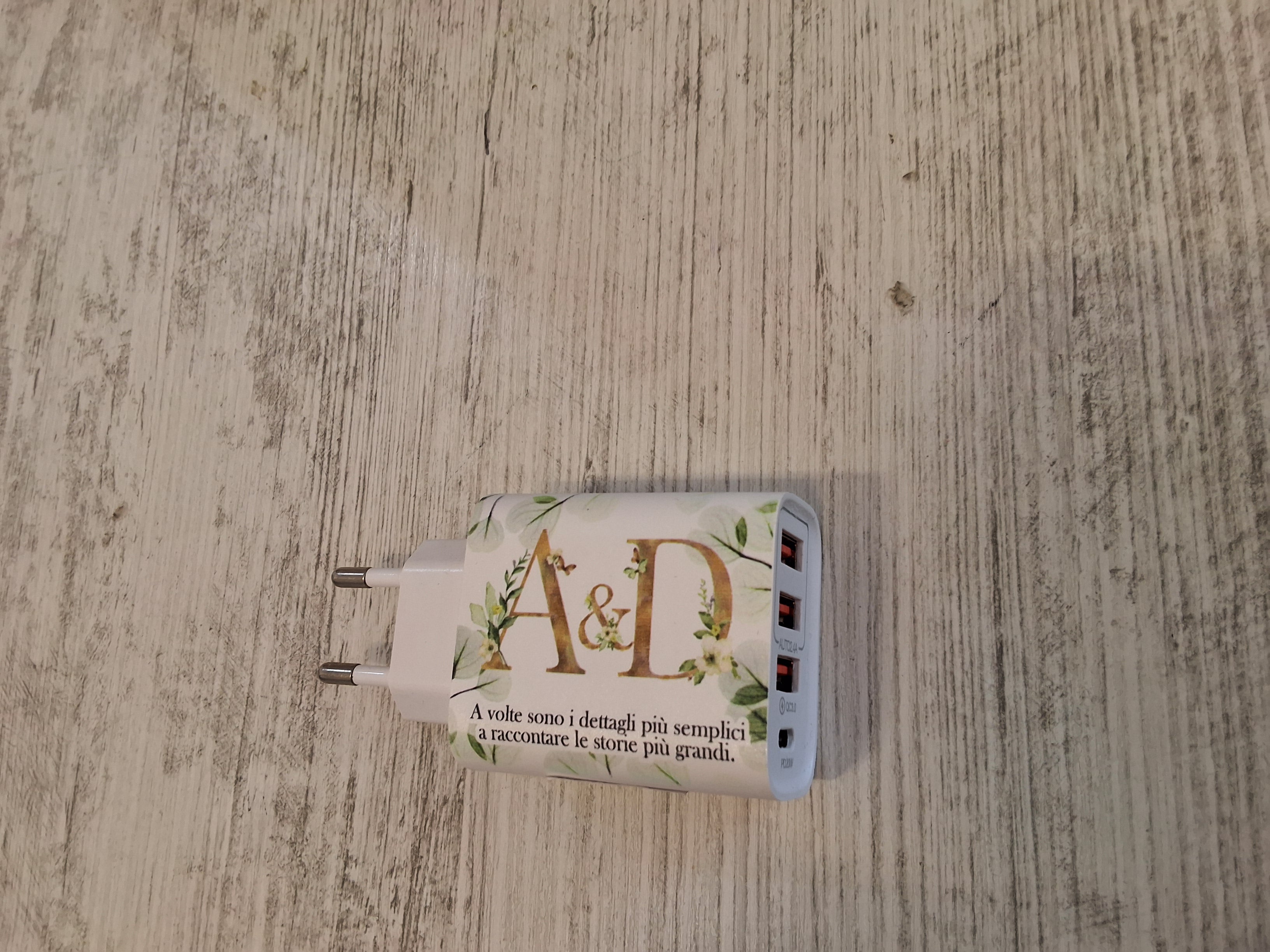 Carica batteria con iniziali mis .9×4,7.Con l'articolo è compreso la scatola e l'astuccio porta confetti