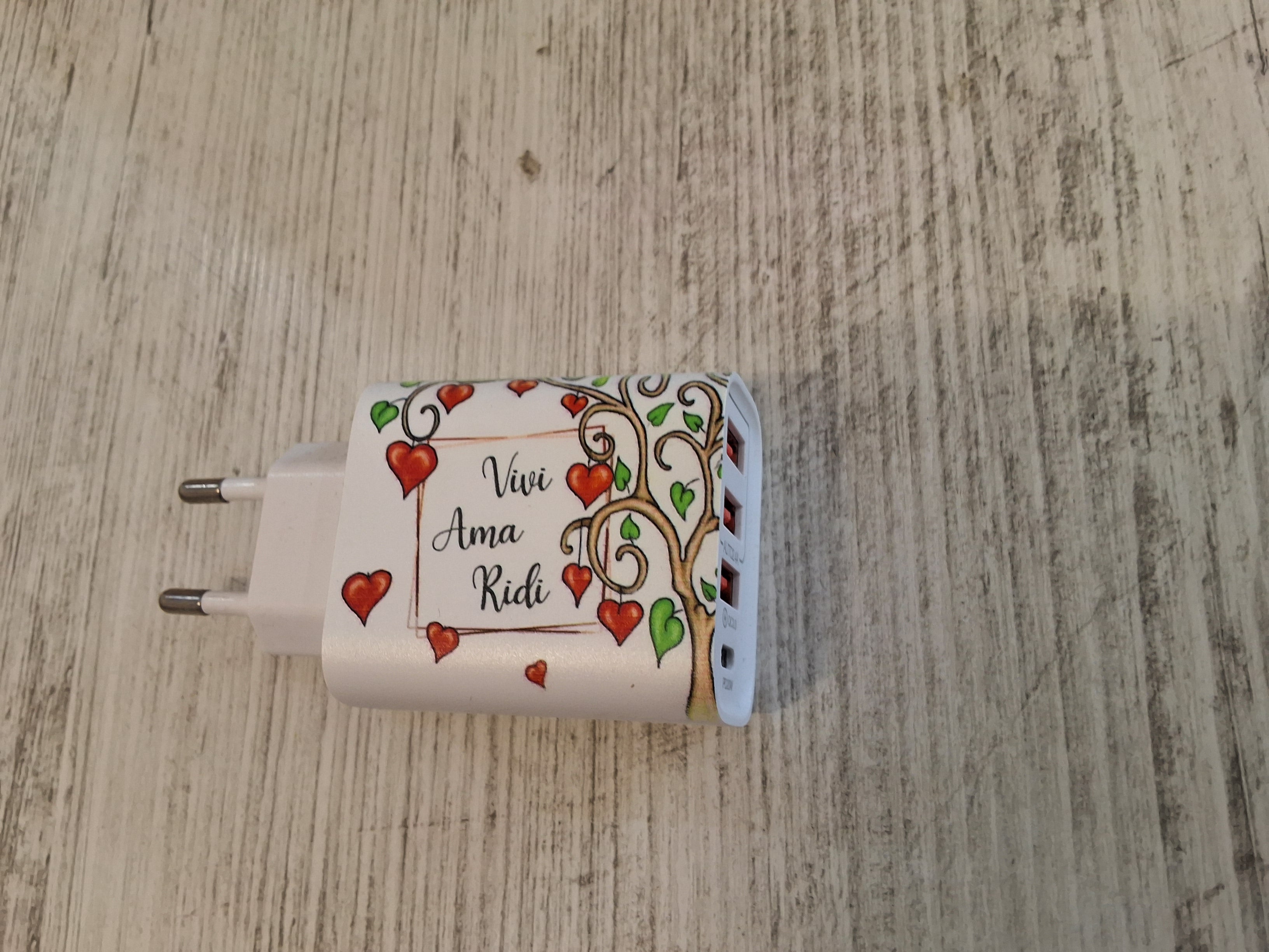Carica batteria cuori mis 9×4,7.Con l'articolo è compreso la scatola bianca e l'astuccio porta confetti
