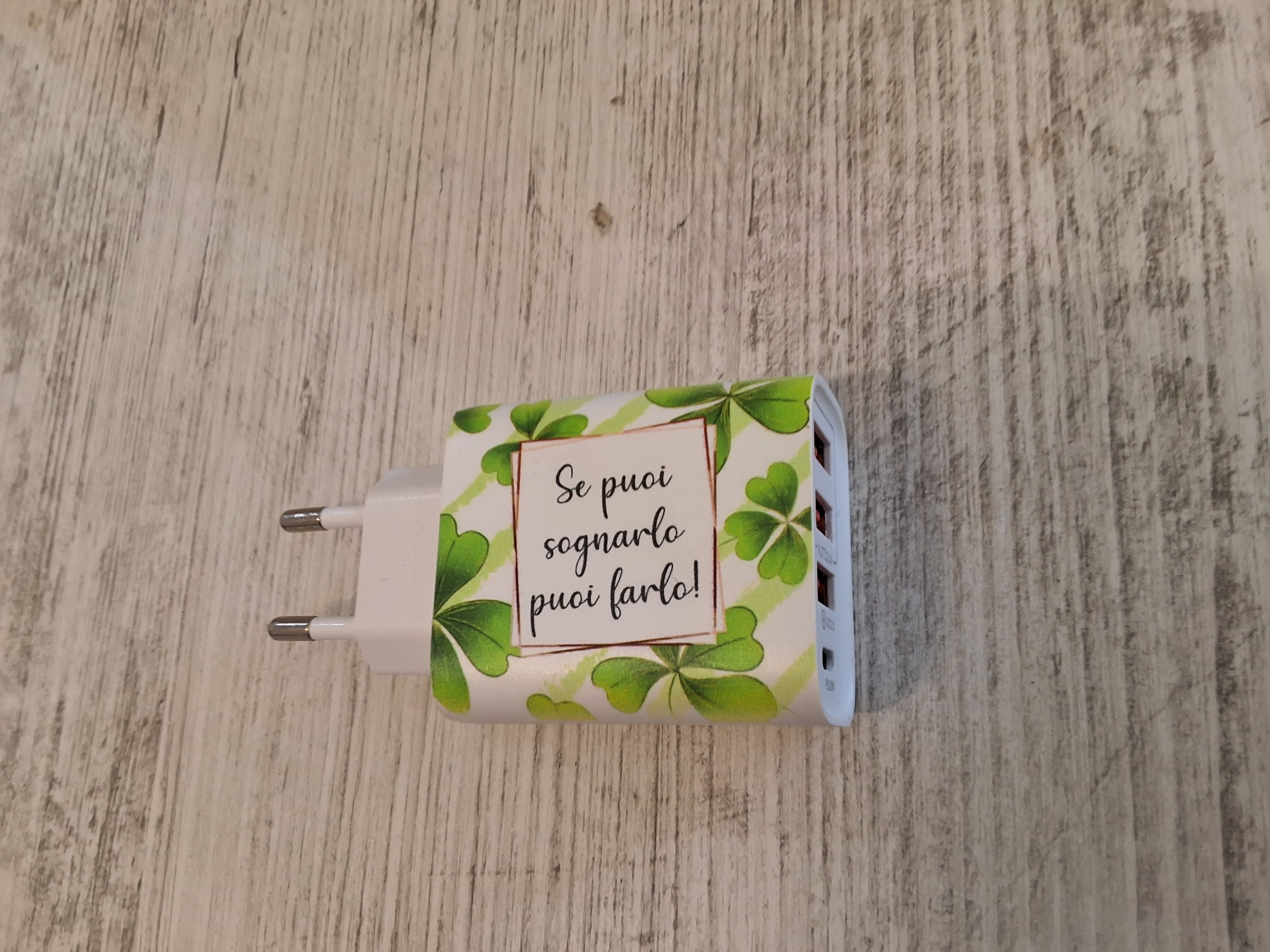 Carica betteria quadrifoglio mis 9×4,7.Con l'articolo è compreso la scatola bianca e l'astuccio porta confetti