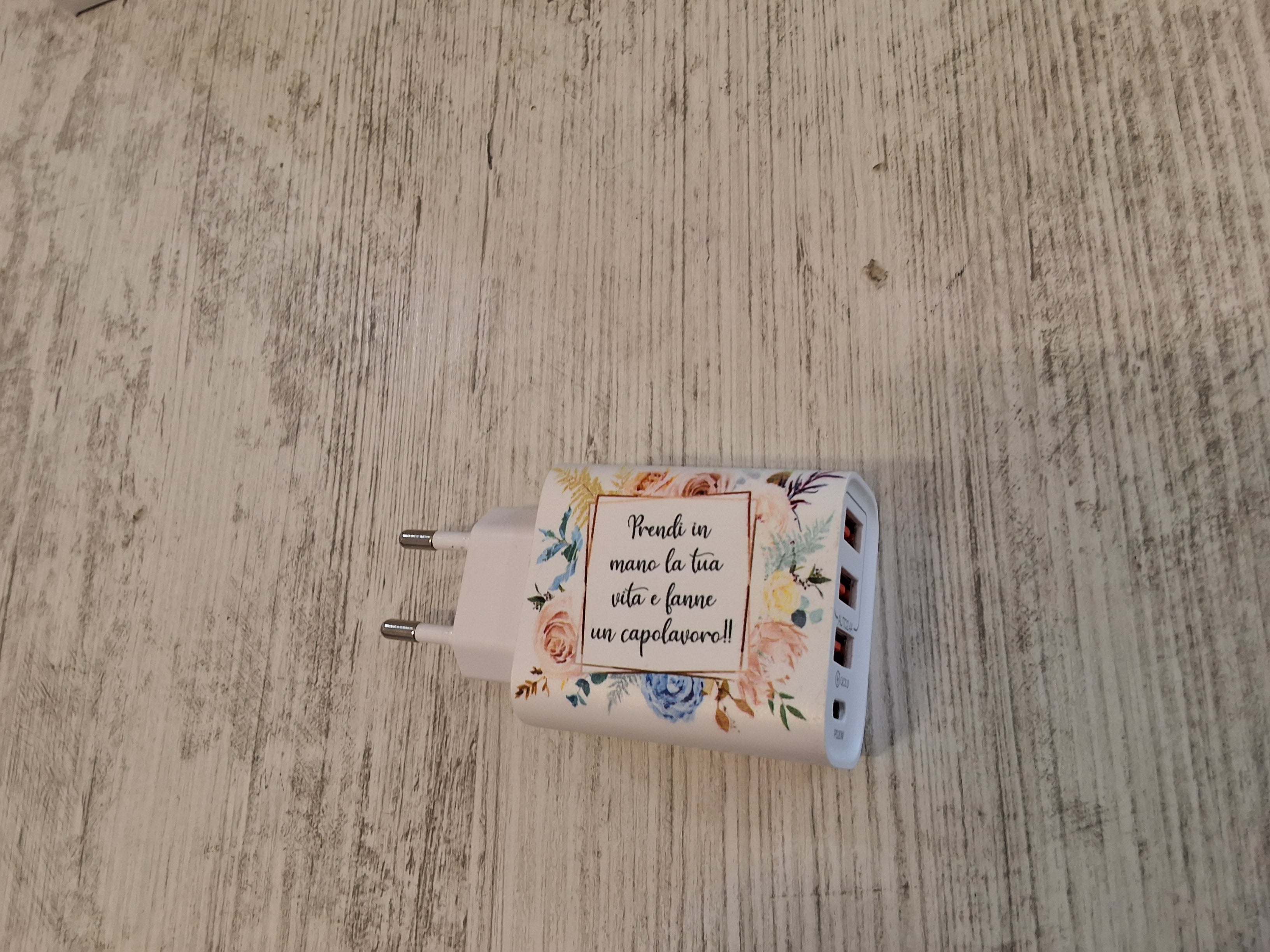 Carica batteria fiori Mis.9×4,7.Con l'articolo è compreso la scatola bianca e l'astuccio porta confetti