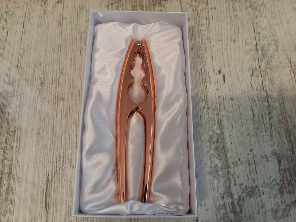Schiaccianoci in acciaio.Mis.18×4.Con l'articolo è compresa la scatola bianca e il sacchetto cellophane porta confetti