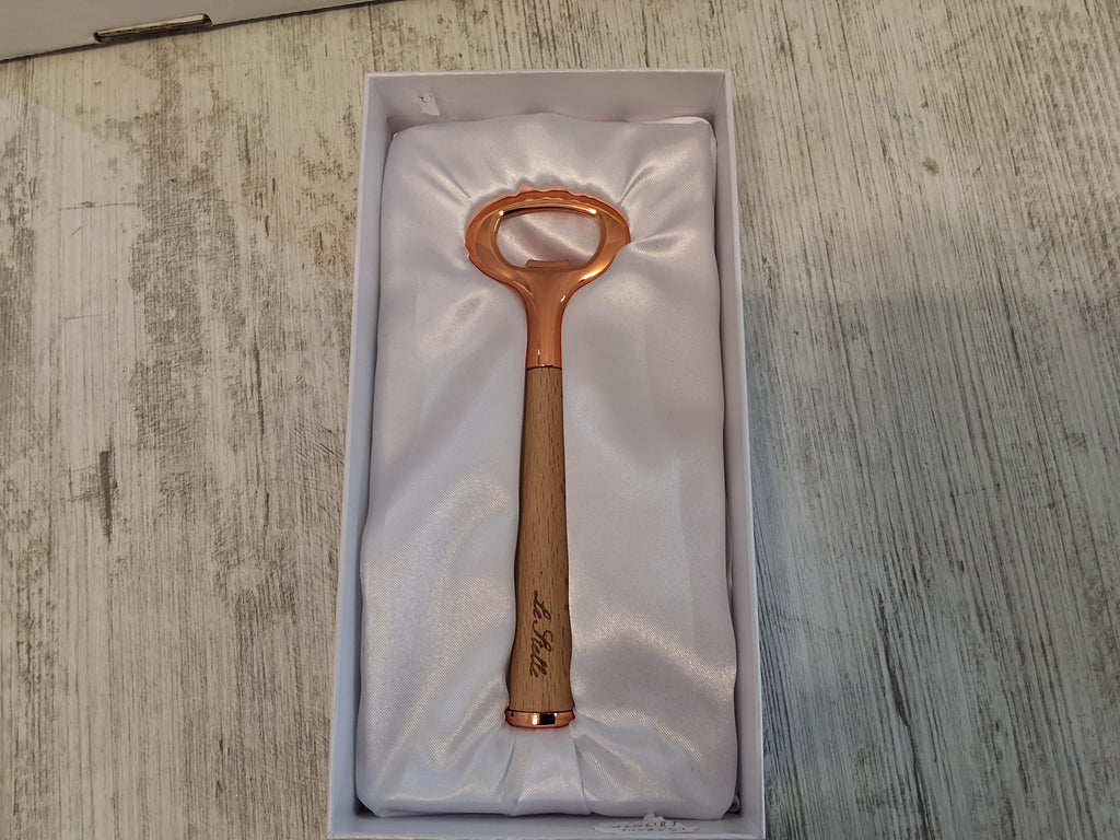 Apribottiglia con manico in legno.Mis.17×5.Con l'articolo è compresa la scatola bianca e sacchetto cellophane porta confetti