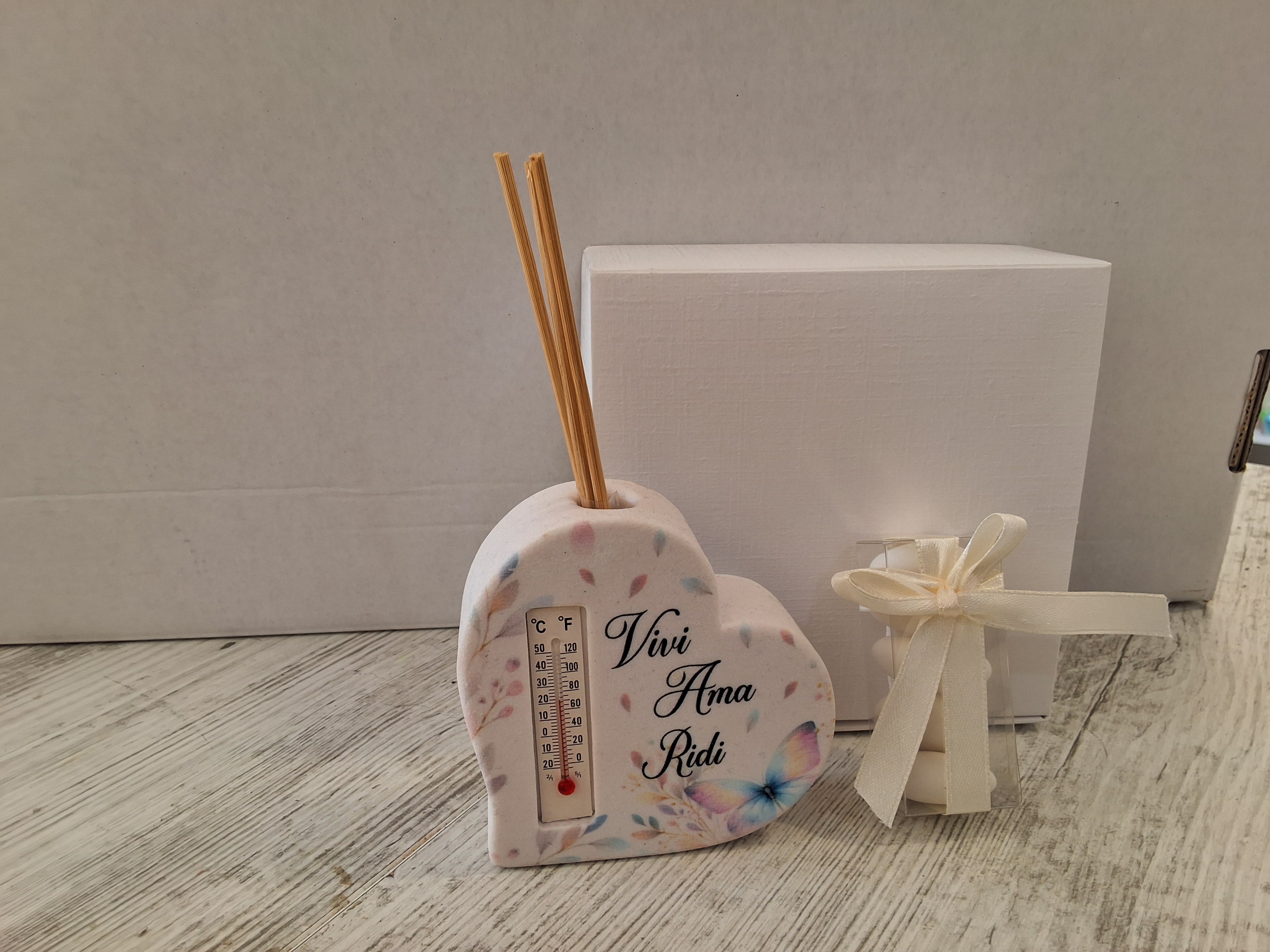 Profumatore Ambiente Cuore Farfalla in Pietra 8x8 cm con Termometro – Bomboniera Confezionata con Scatola e Confetti