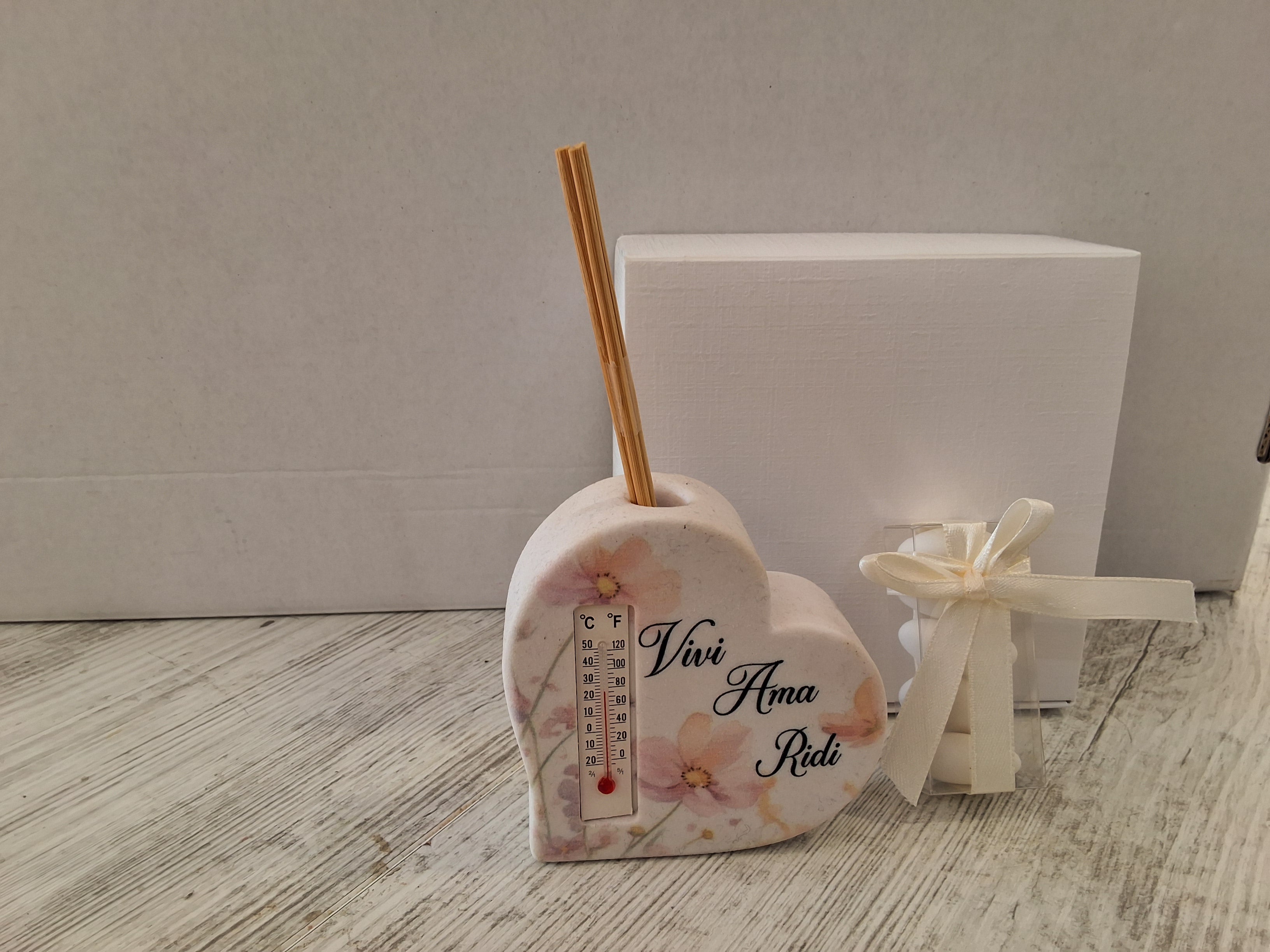 Profumatore Ambiente Cuore Floreale in Pietra 8x8 cm con Termometro – Bomboniera Confezionata con Scatola e Confetti
