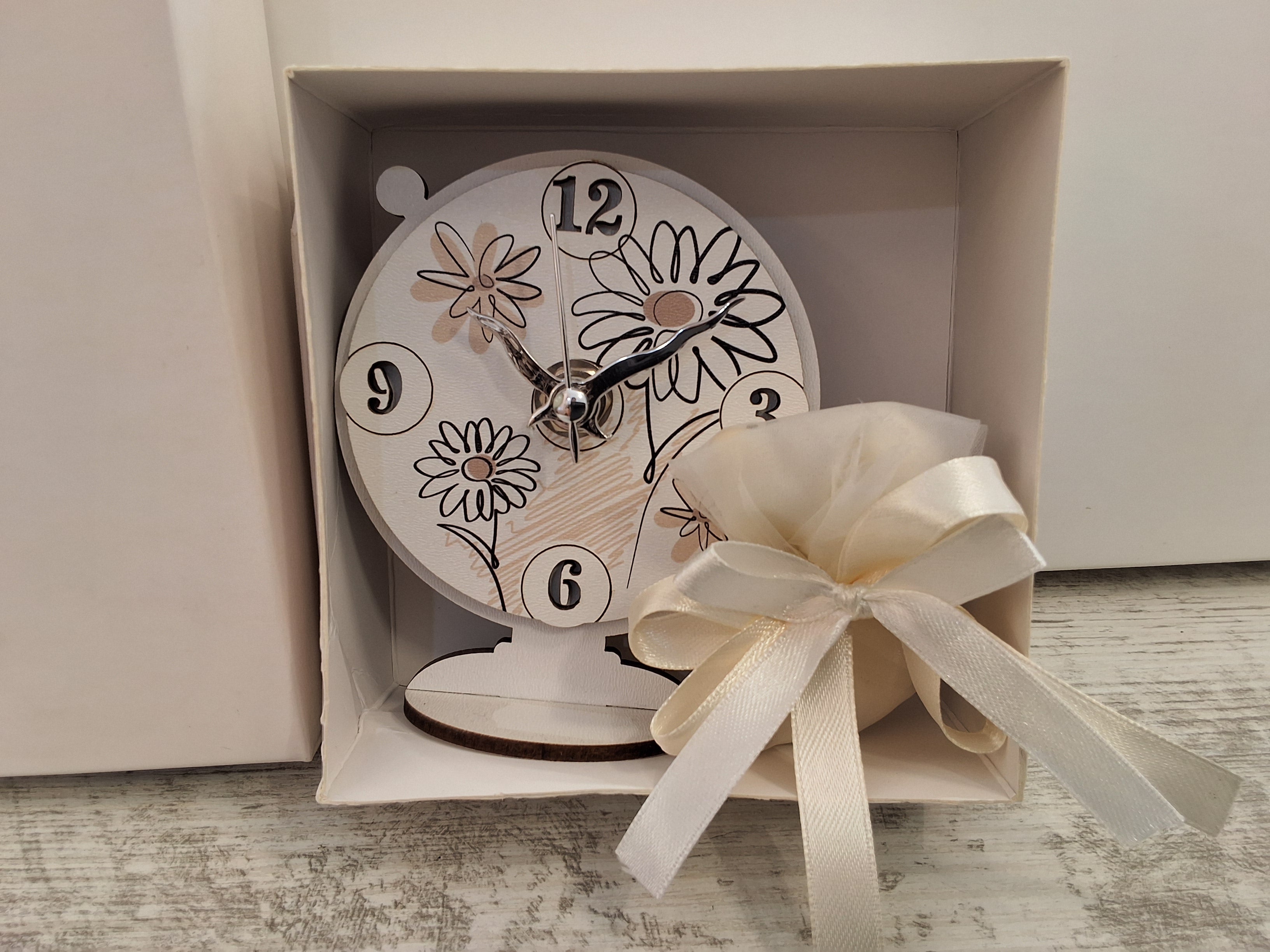 Bomboniera Orologio in Legno da Tavolo Fiori e Margherite (9x11 cm) – Completa di Scatola e Confetti