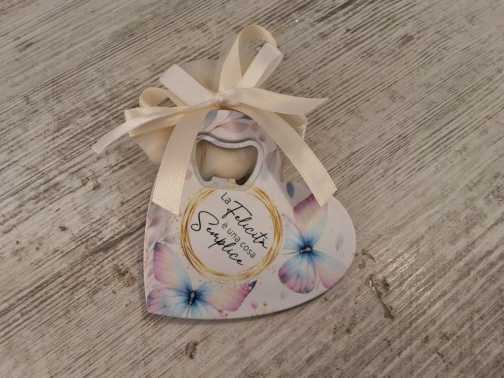Bomboniera Apribottiglie Cuore con Farfalle e Frase "La Felicità è una cosa Semplice" – Con Confezione e Confetti Inclusi