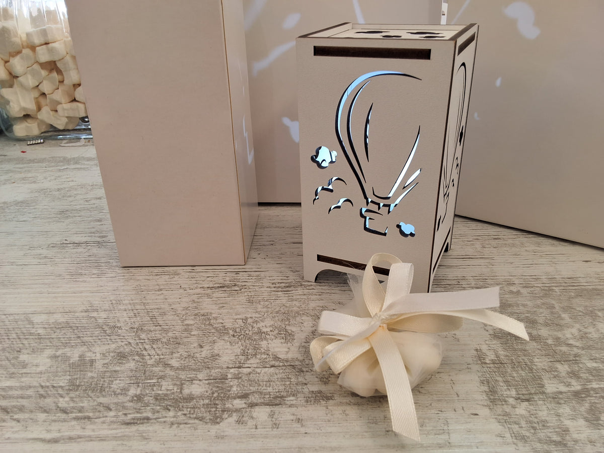 Bomboniera Lampada da Tavolo in Legno Traforata Mongolfiera (7,5x7,5x14 cm) – Completa di Scatola e Confetti