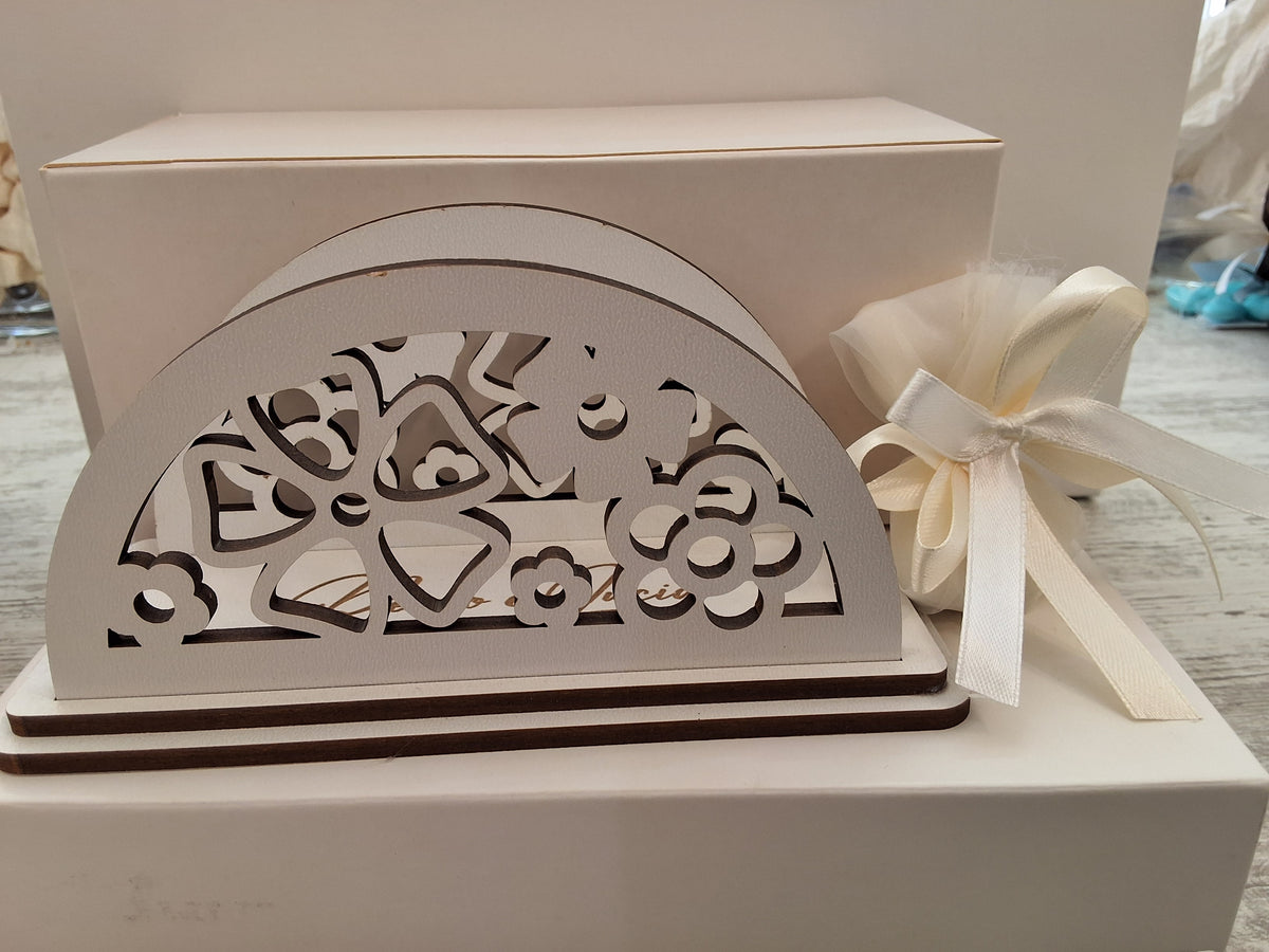 Bomboniera Portatovaglioli in Legno Traforato Fiori (16x7,5 cm) – Completa di Scatola e Confetti