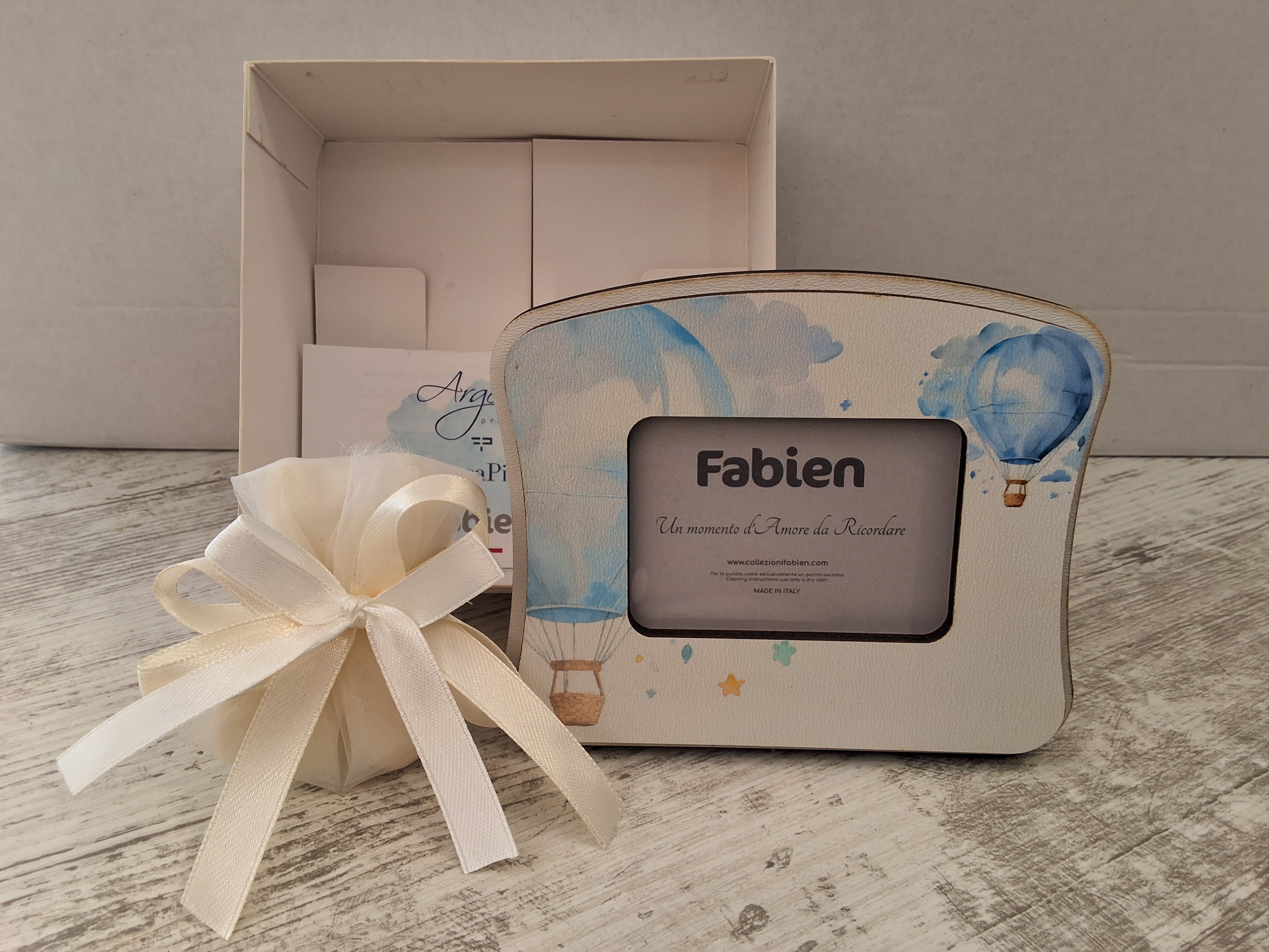 Portafoto da Tavolo in Legno Mongolfiere Azzurre "Fabien" - Completo di Scatola e Sacchetto Confetti