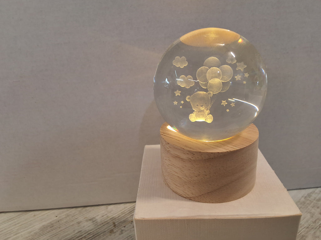 Bomboniera Lampada Sfera di Vetro Orsetto con Palloncini su Base in Legno, Sacchetto Confetti e Scatola