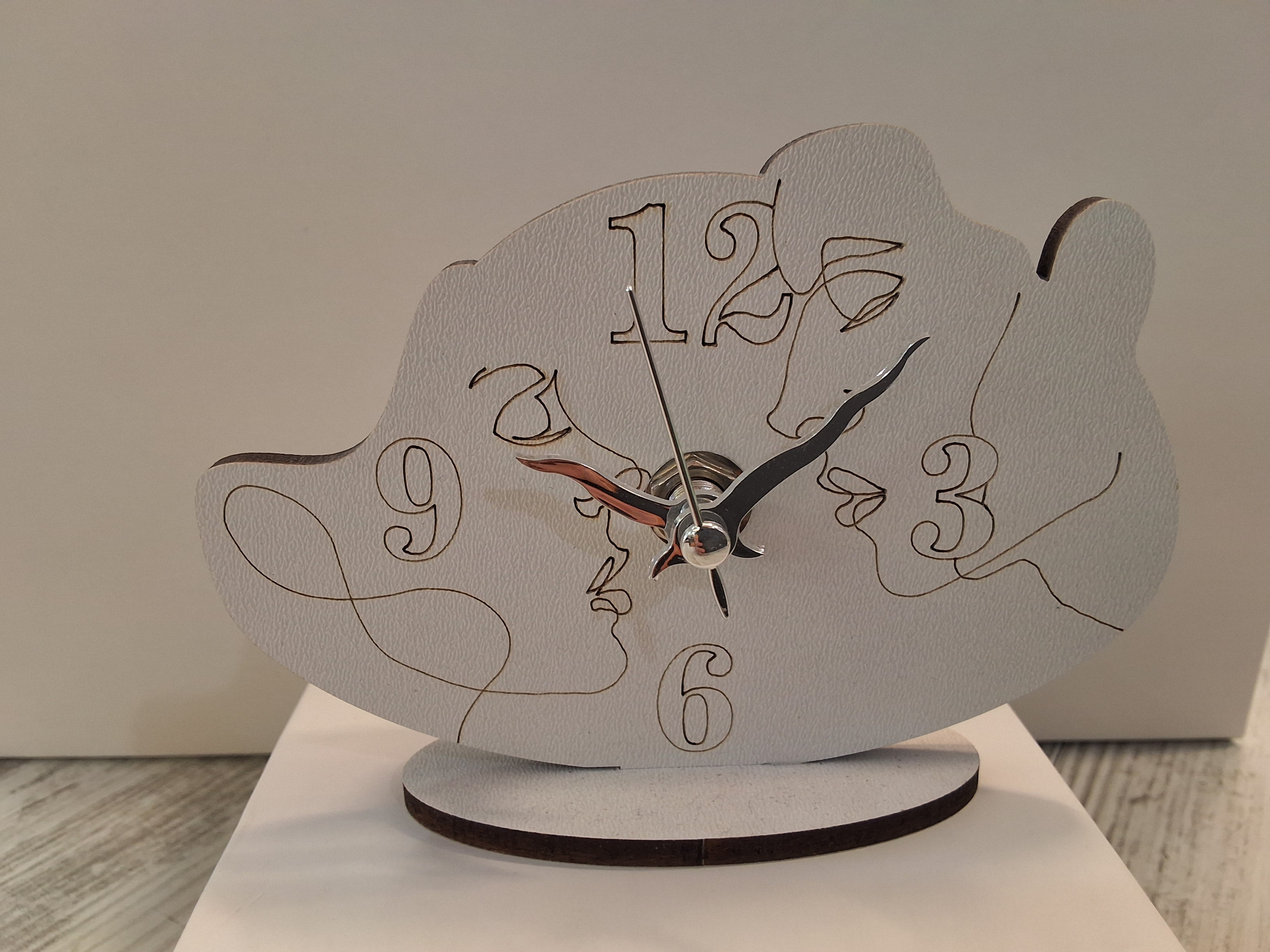 Mini Orologio in Legno Line Art Bacio 12x9 cm - Bomboniera Completa con Scatola e Confetti