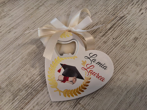 Bomboniera Apribottiglie a Cuore Laurea in Resina (8,5x8 cm) – Completa e Personalizzabile