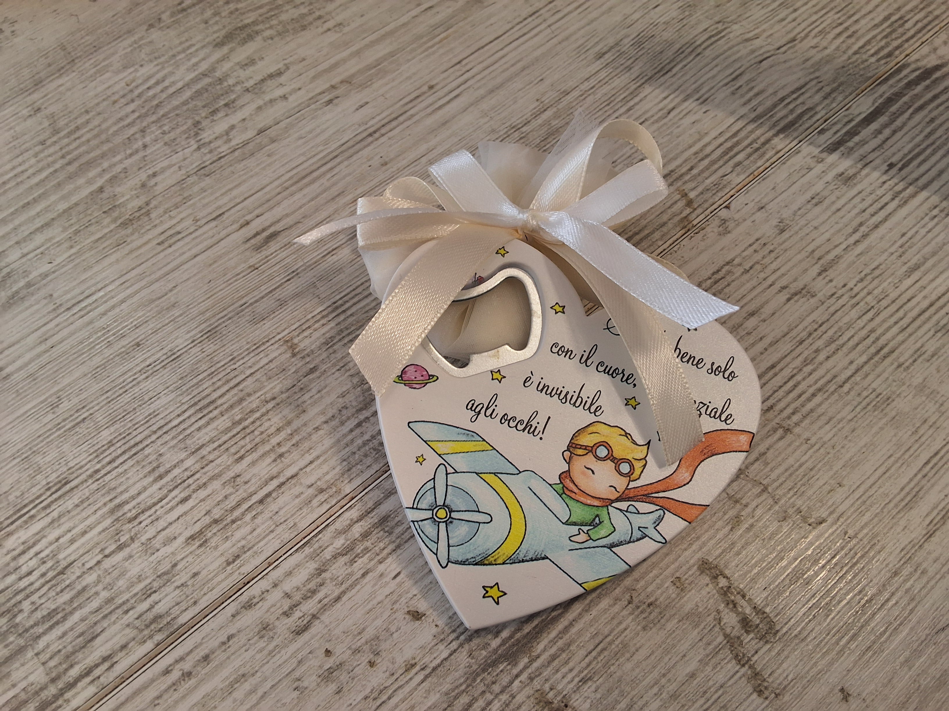 Apribottiglie Cuore Piccolo Principe 8,5x8 cm in Resina – Bomboniera Confezionata con Ciuffetto Confetti