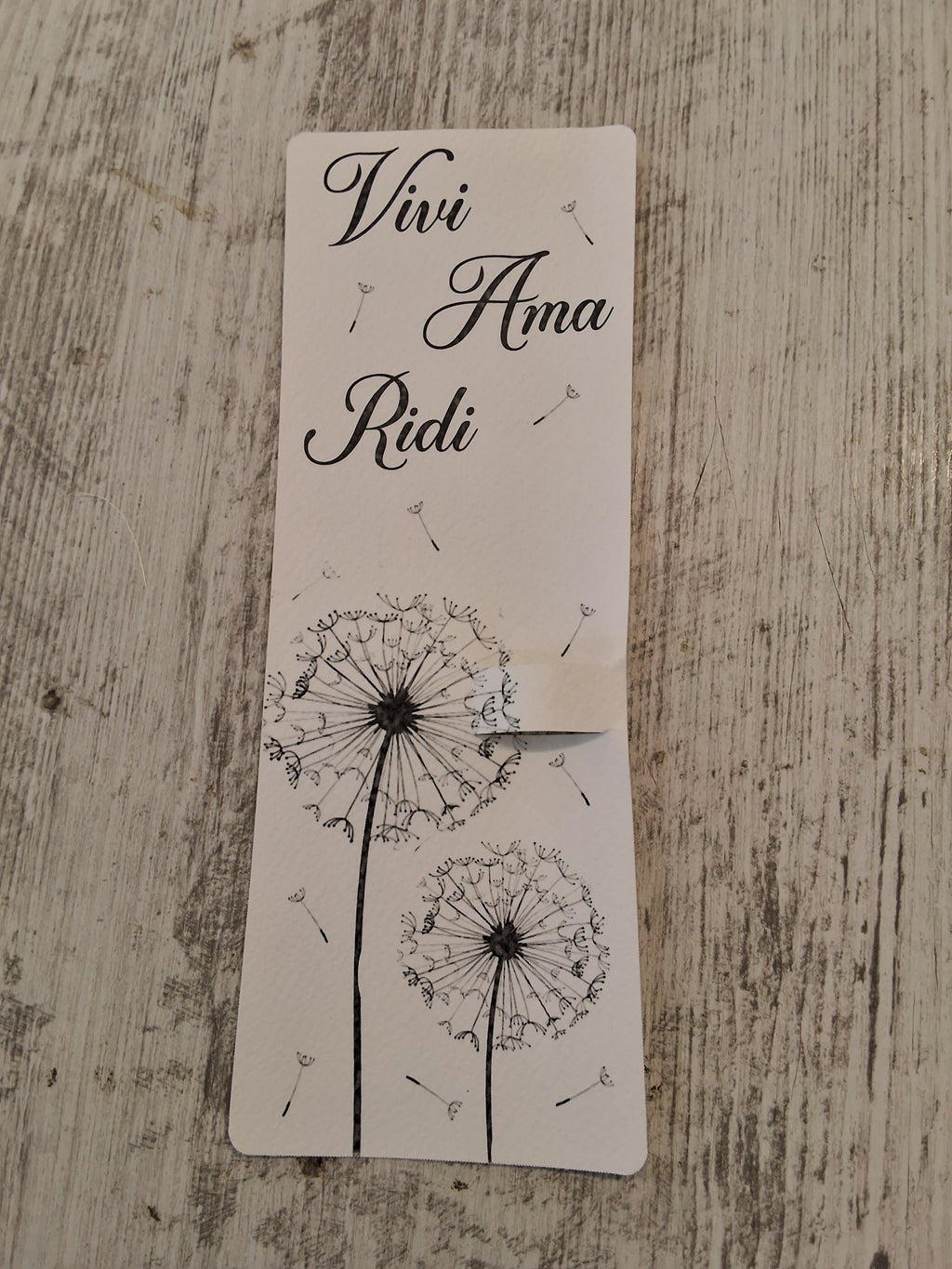 Segnalibro Segnaposto con Matita in Legno Soffioni "Vivi Ama Ridi" - 7x19 cm (Min. 50 pezzi)