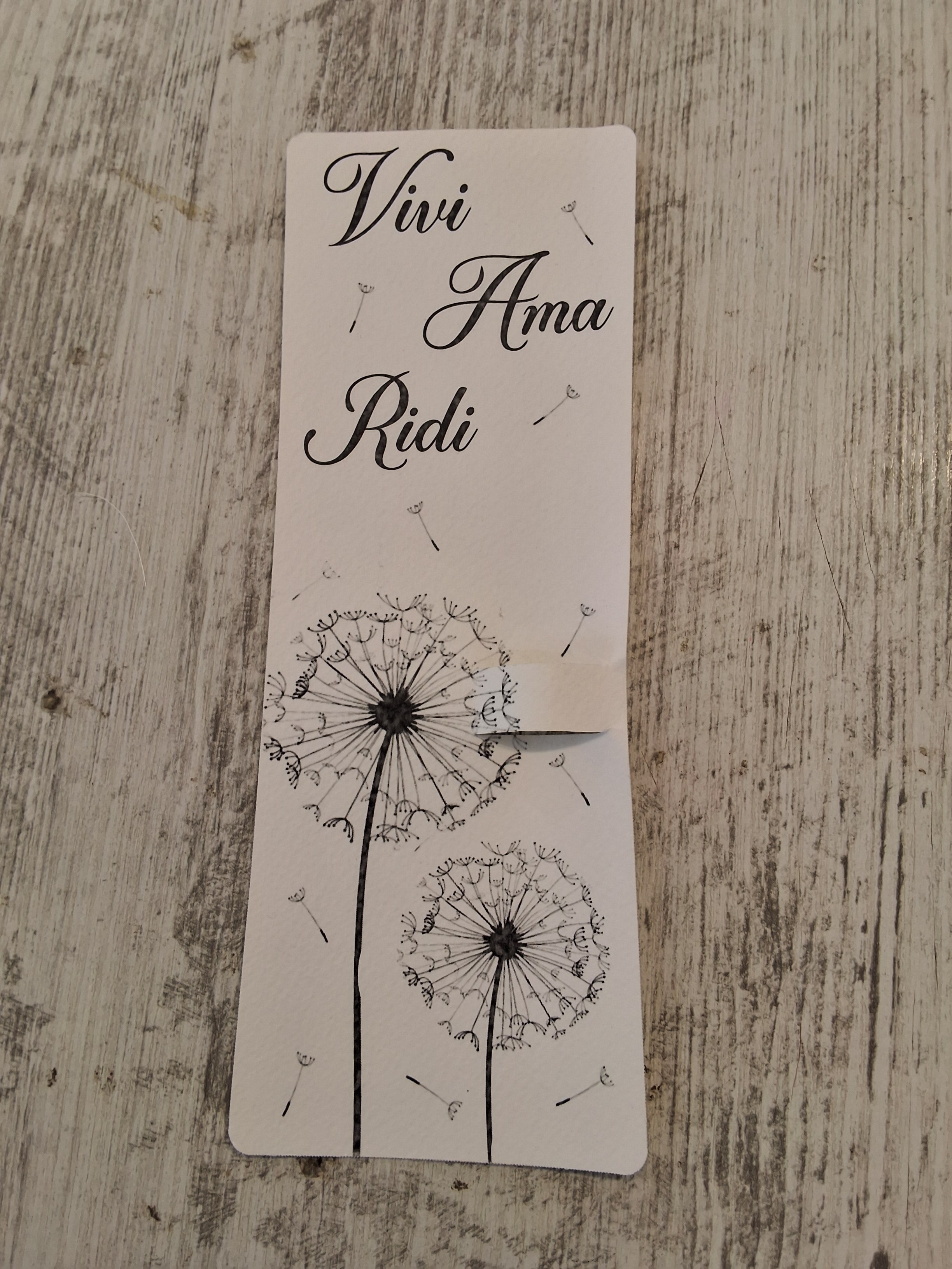 Segnalibro Segnaposto con Matita in Legno Soffioni "Vivi Ama Ridi" - 7x19 cm (Min. 50 pezzi)