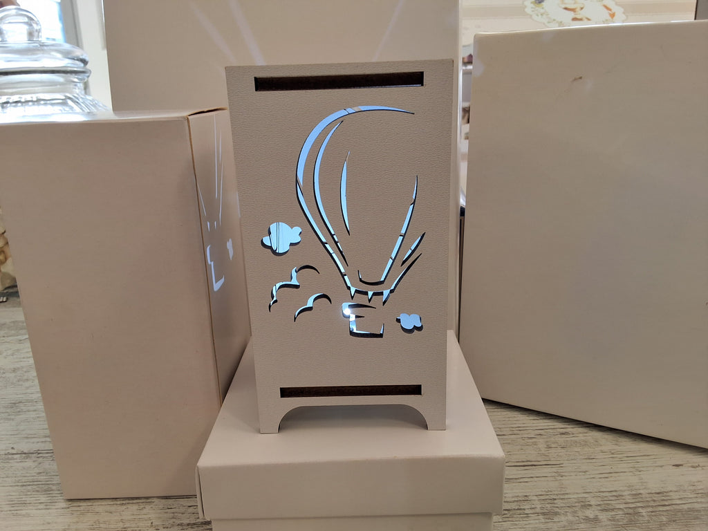 Bomboniera Lampada da Tavolo in Legno Traforata Mongolfiera (7,5x7,5x14 cm) – Completa di Scatola e Confetti