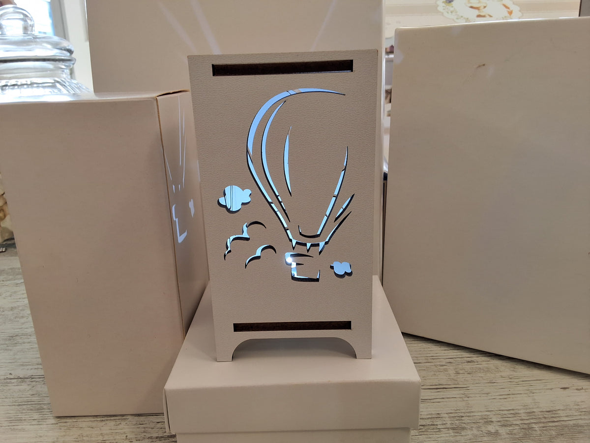 Bomboniera Lampada da Tavolo in Legno Traforata Mongolfiera (7,5x7,5x14 cm) – Completa di Scatola e Confetti