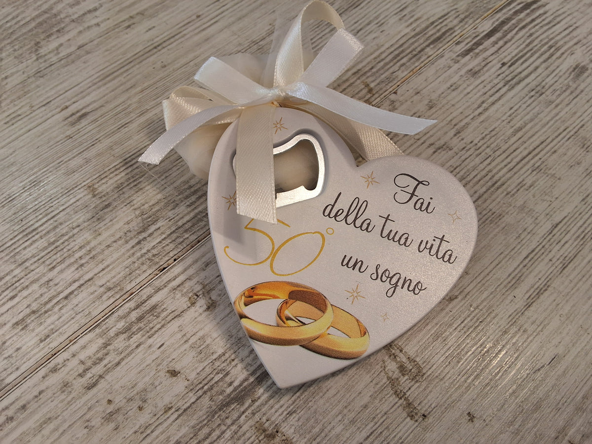 Bomboniera Apribottiglie a Cuore 50° Anniversario di Matrimonio in Resina (8,5x8 cm) – Completa e Personalizzabile