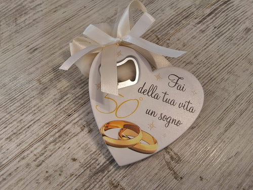Bomboniera Apribottiglie a Cuore 50° Anniversario di Matrimonio in Resina (8,5x8 cm) – Completa e Personalizzabile