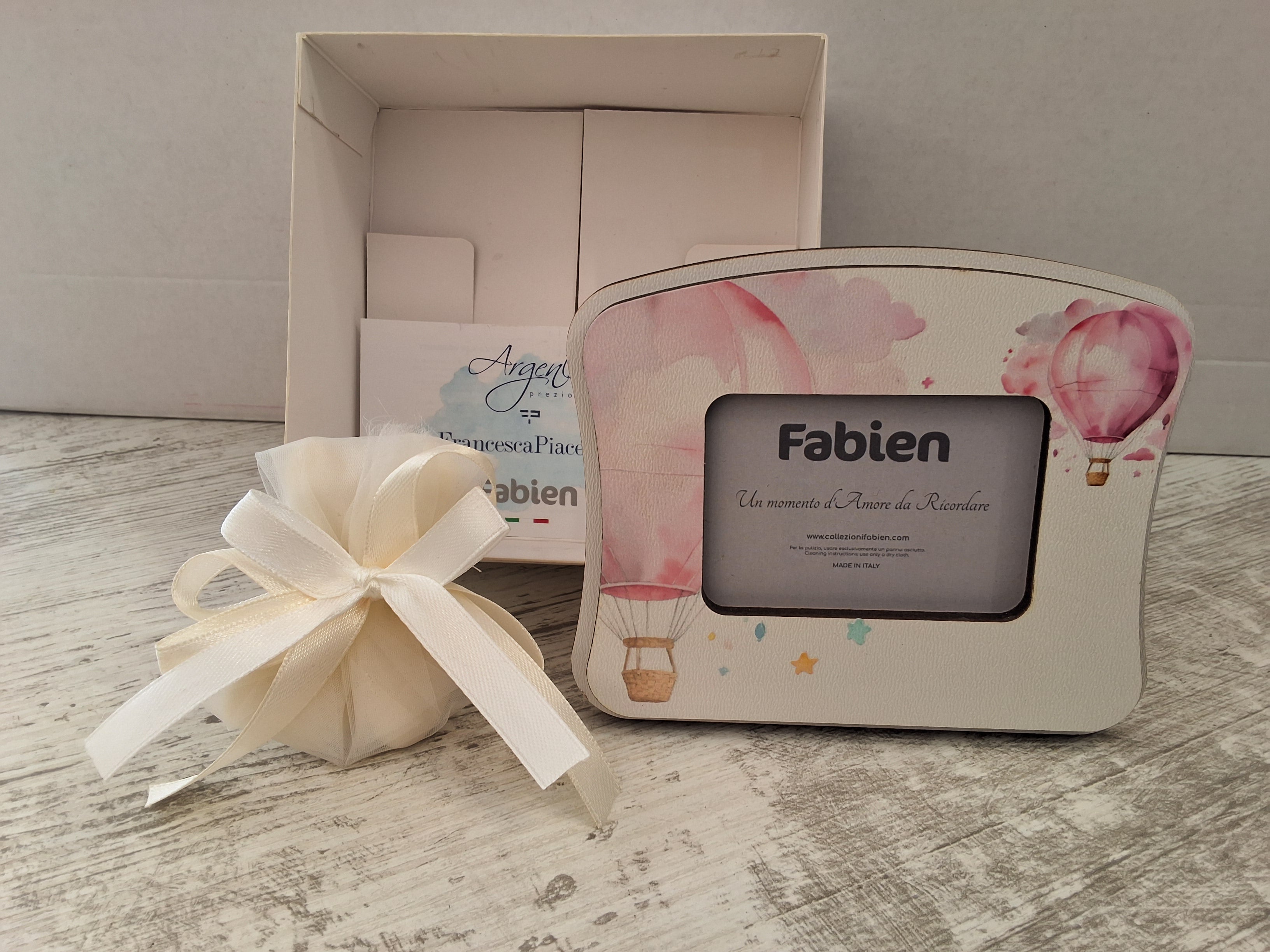 Portafoto da Tavolo in Legno Mongolfiere Rosa "Fabien" - Completo di Scatola e Sacchetto Confetti