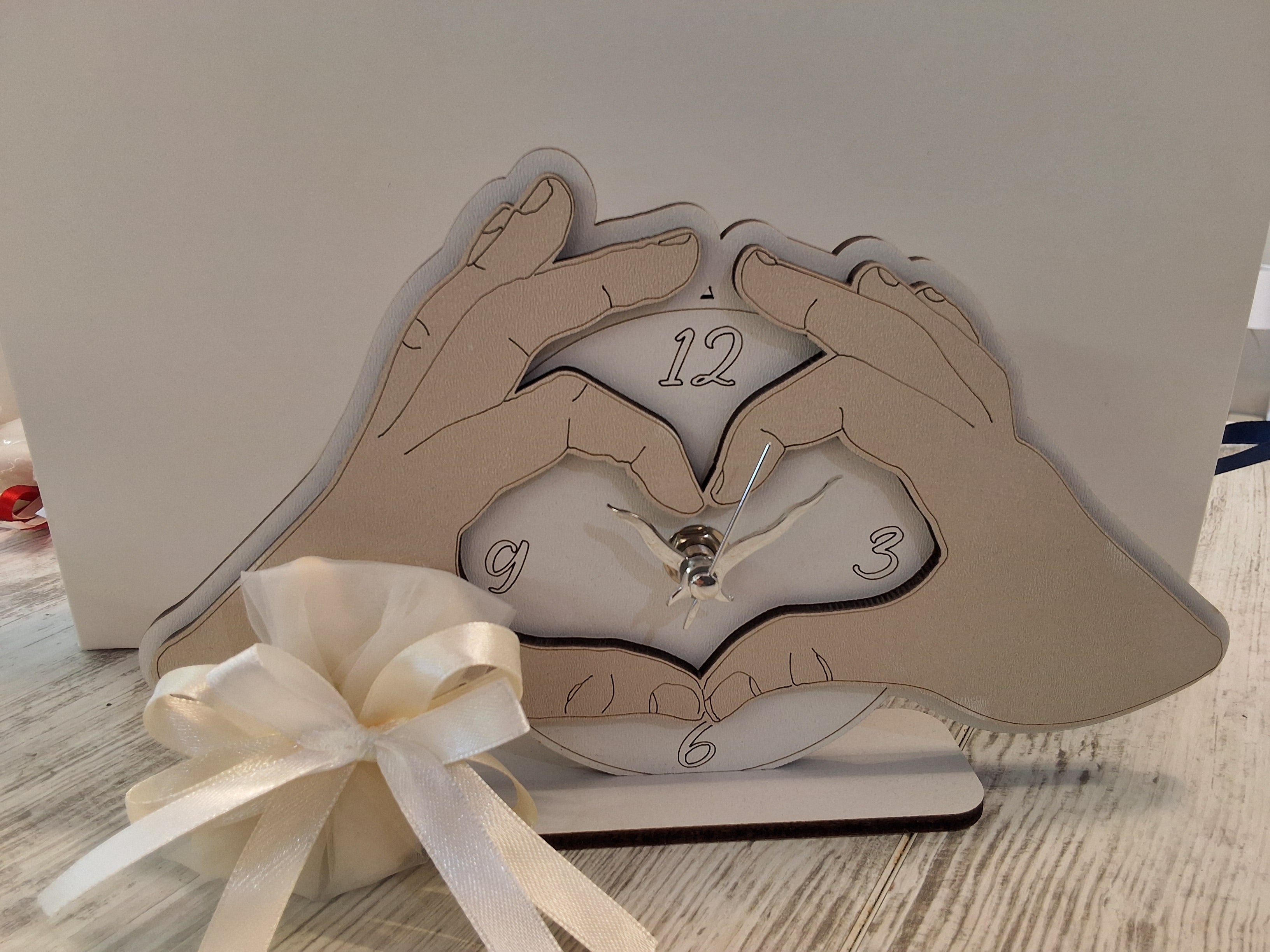 Orologio Grande in Legno Mani a Cuore 23x14 cm - Bomboniera Completa con Scatola e Confetti