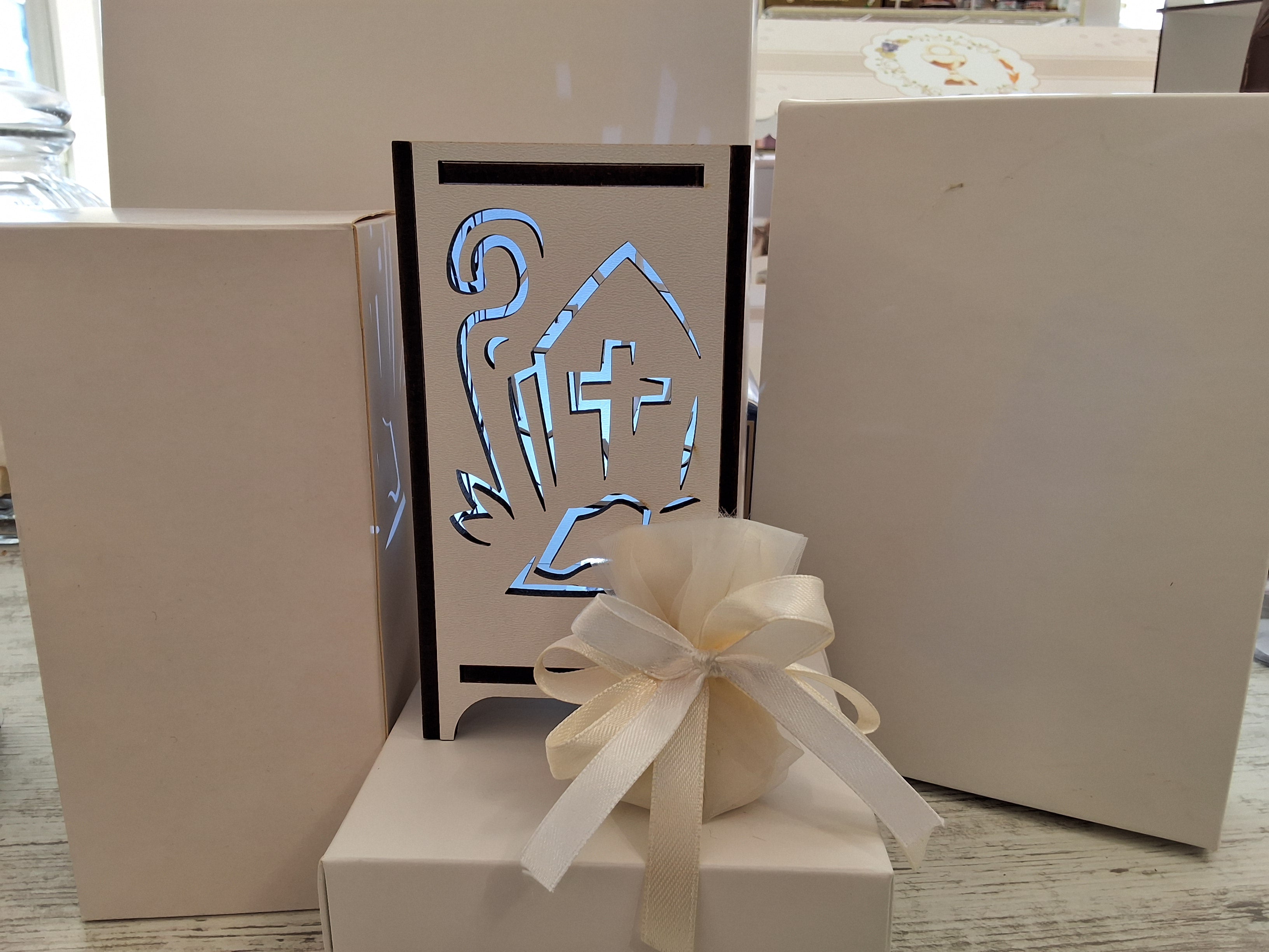 Bomboniera Lampada da Tavolo in Legno Traforata Simboli Cresima / Mitra e Bastone Pastorale (7,5x7,5x14 cm) – Completa di Scatola e Confetti