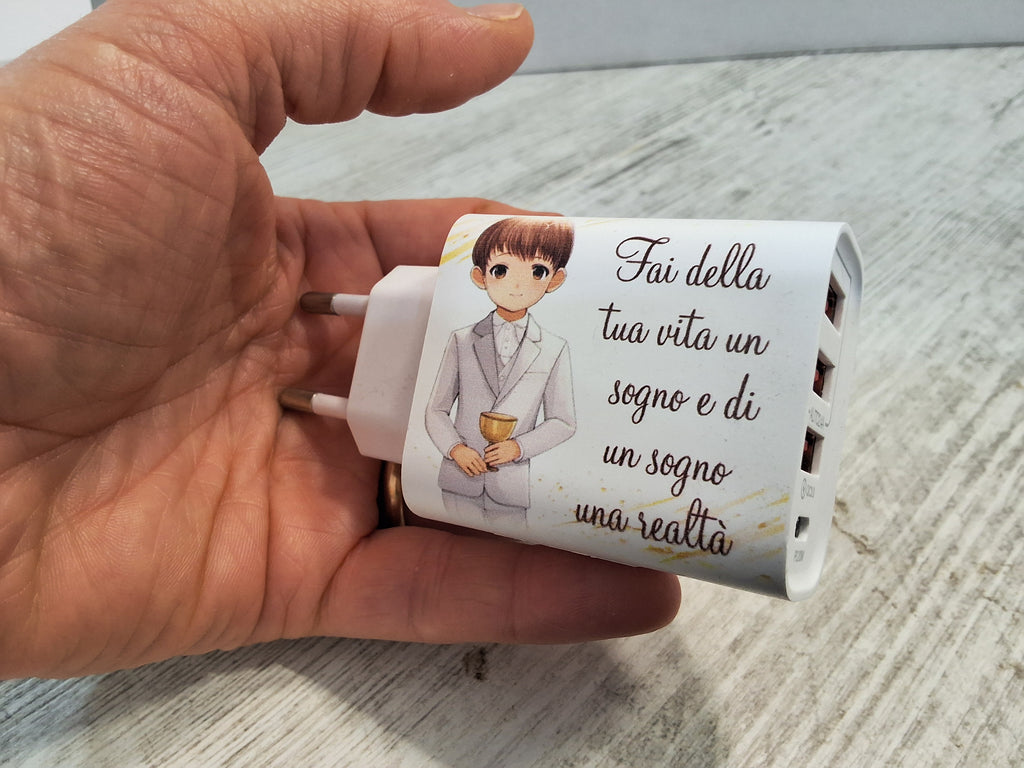 Caricatore USB Multiplo Prima Comunione Bimbo 9x4,7 cm con 3 Porte – Bomboniera Confezionata con Scatola e Confetti