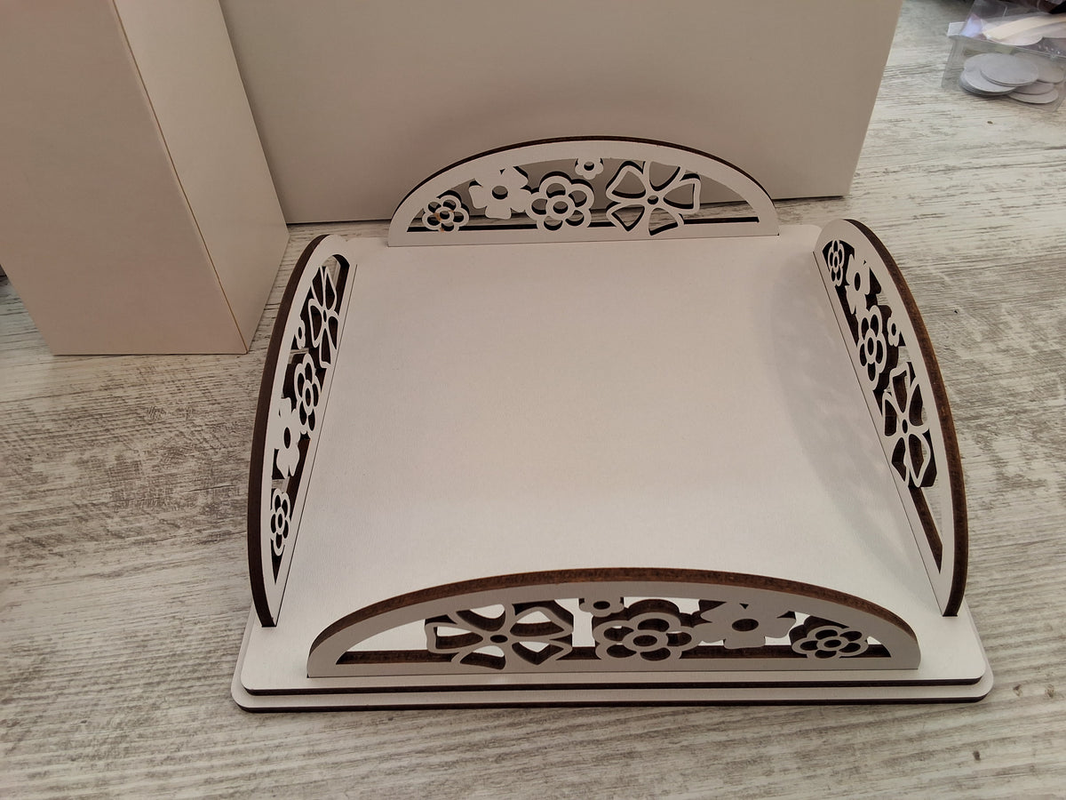 Bomboniera Portatovaglioli Grande Orizzontale da Tavolo in Legno Traforato (22,5x22,5x5 cm) – Completa di Scatola e Confetti