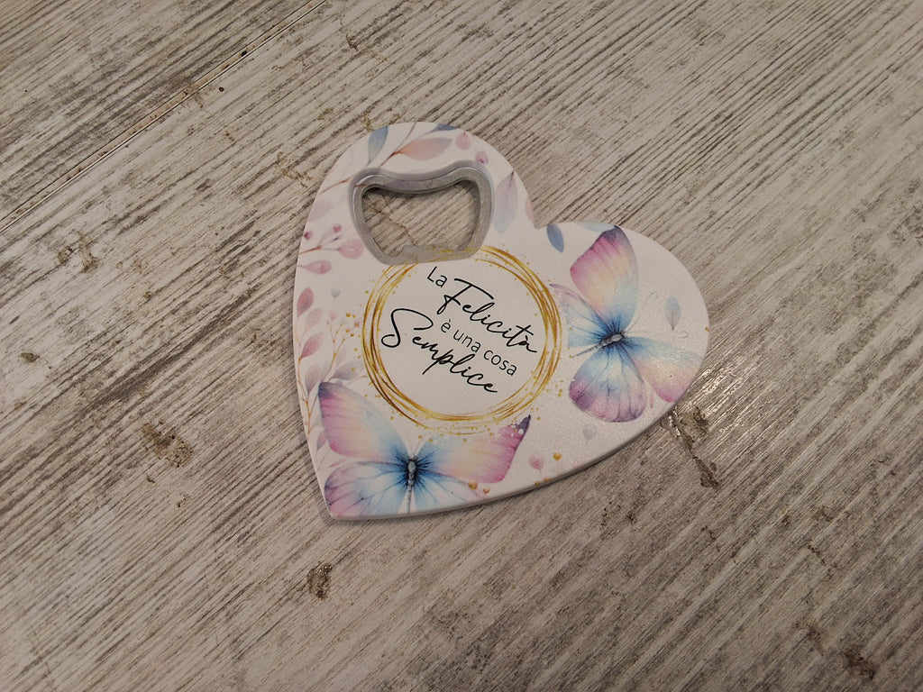 Bomboniera Apribottiglie Cuore con Farfalle e Frase "La Felicità è una cosa Semplice" – Con Confezione e Confetti Inclusi