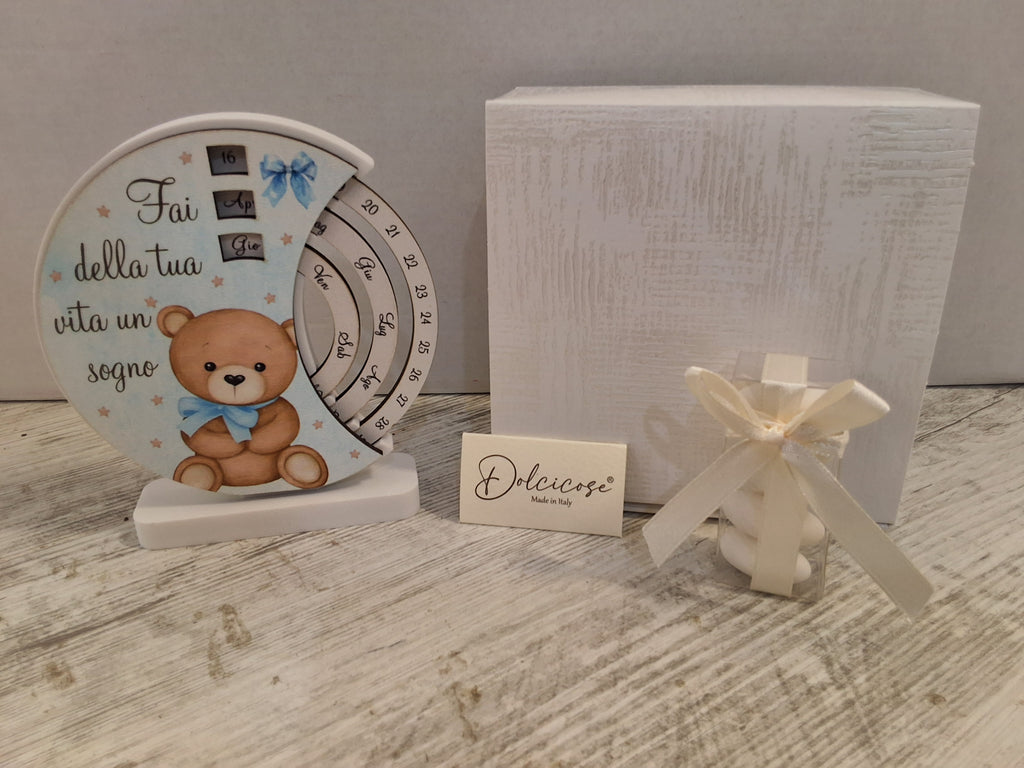 Bomboniera Calendario Perpetuo Orsetto Celeste in Legno e Resina, Sacchetto Confetti e Scatola