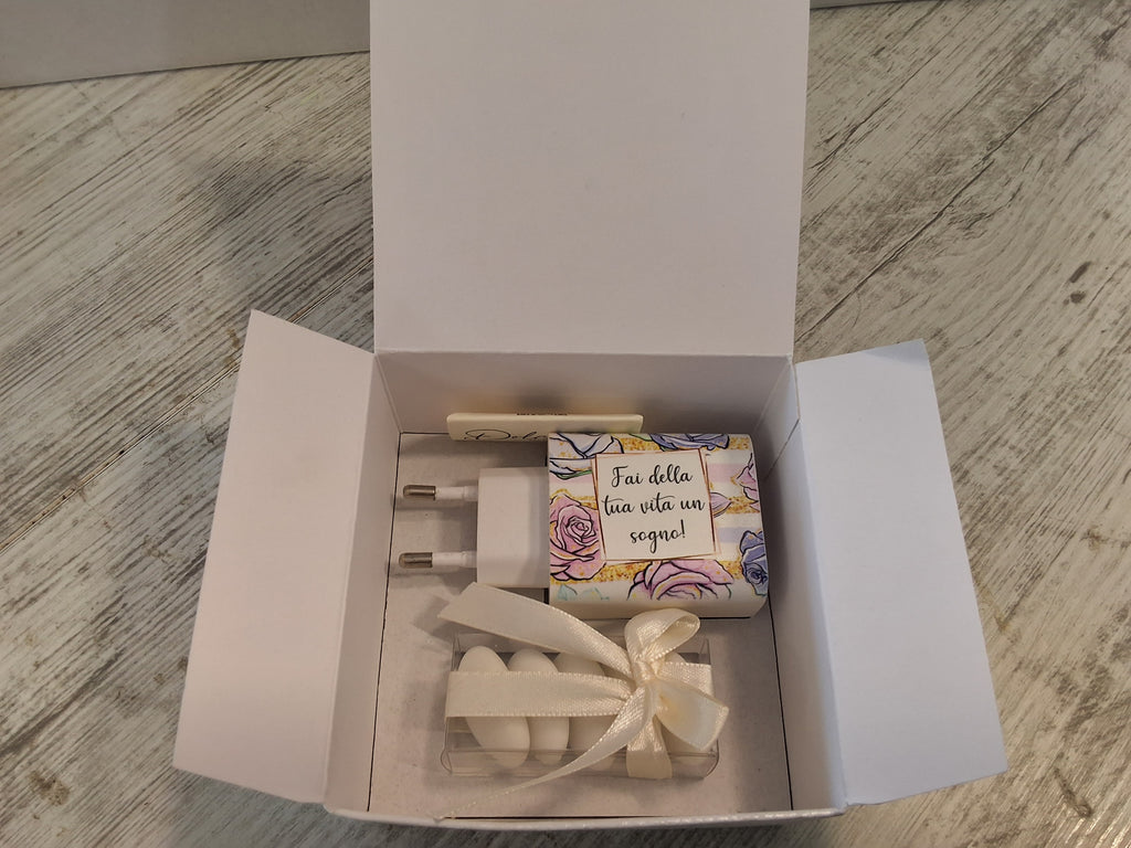 Caricatore USB Multiplo Floreale 9x4,7 cm con 3 Porte – Bomboniera Confezionata con Scatola e Confetti
